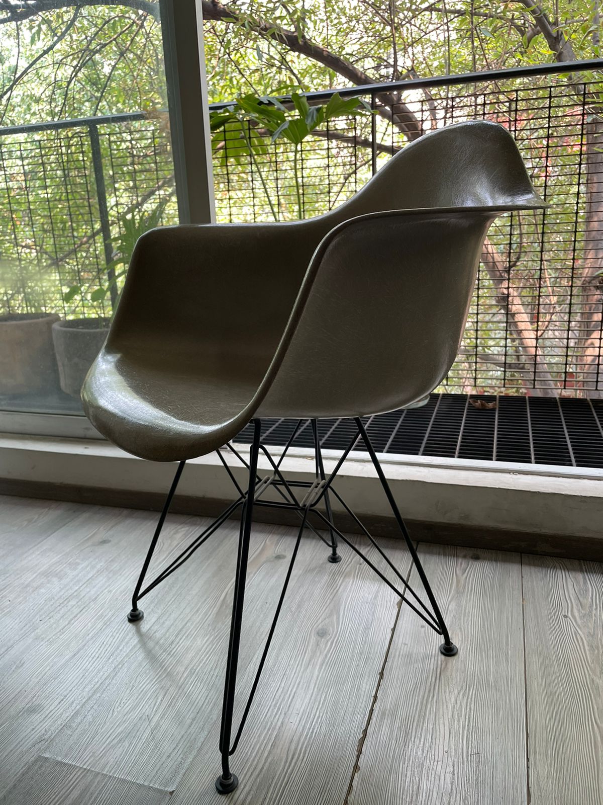 Eames DAR Eiffel Black Base Herman Miller