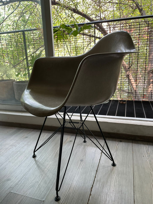 Eames DAR Eiffel Black Base Herman Miller