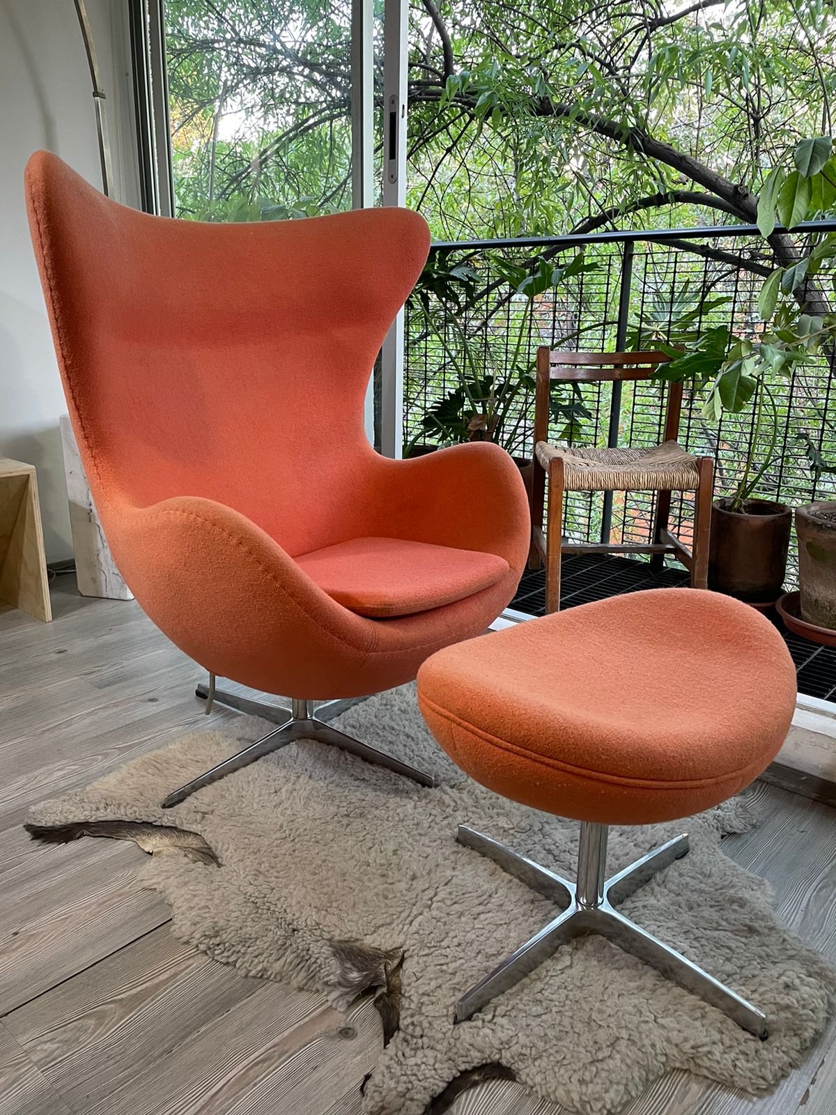 Sillón Egg y otomana