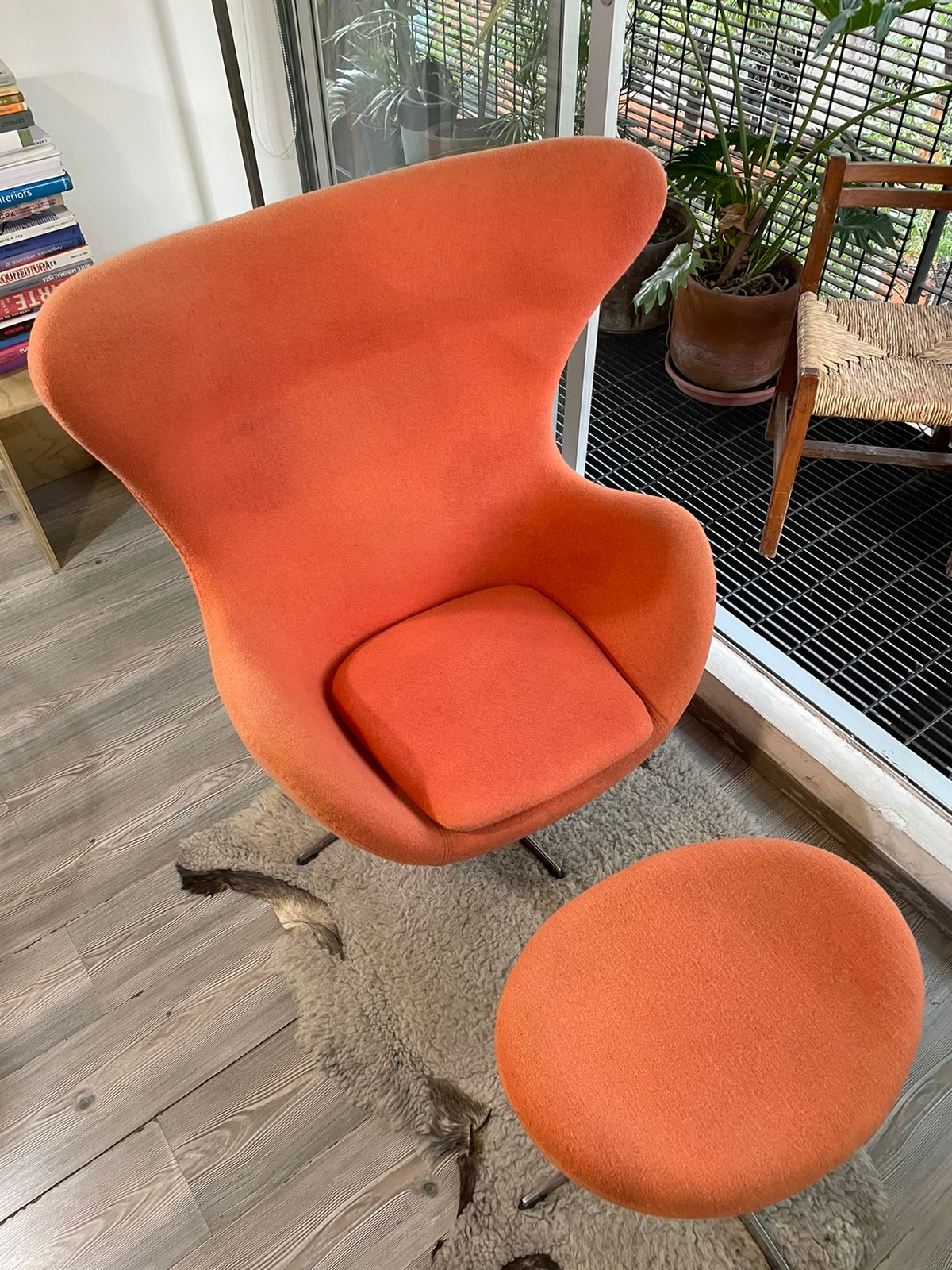 Sillón Egg y otomana