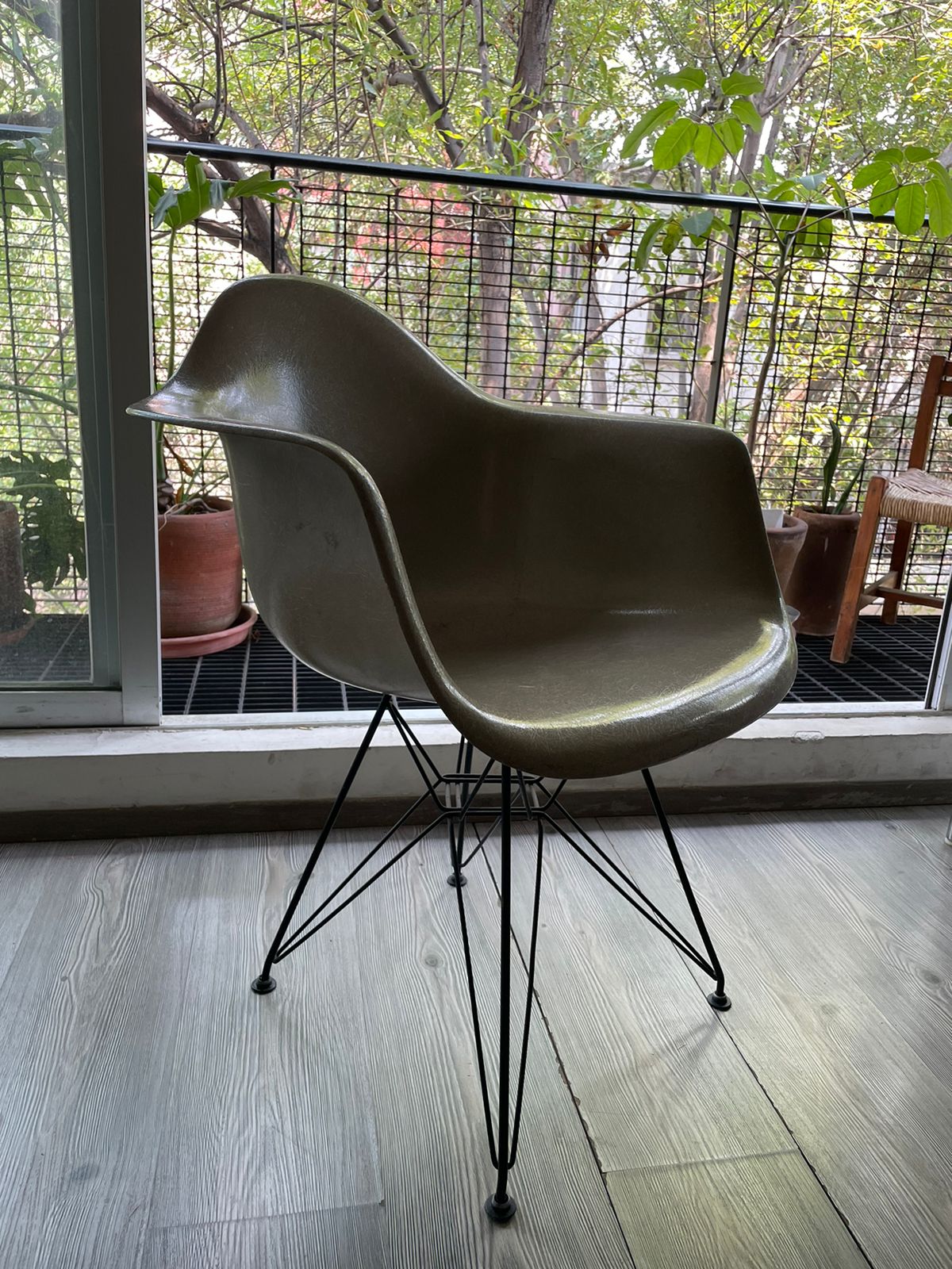 Eames DAR Eiffel Black Base Herman Miller