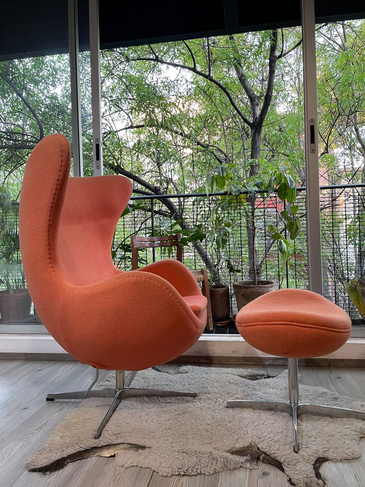 Sillón Egg y otomana