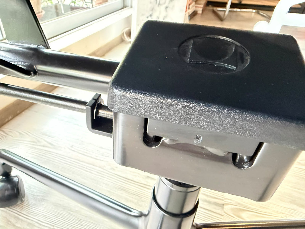 EA335 Eames Aluminum Group Herman Miller