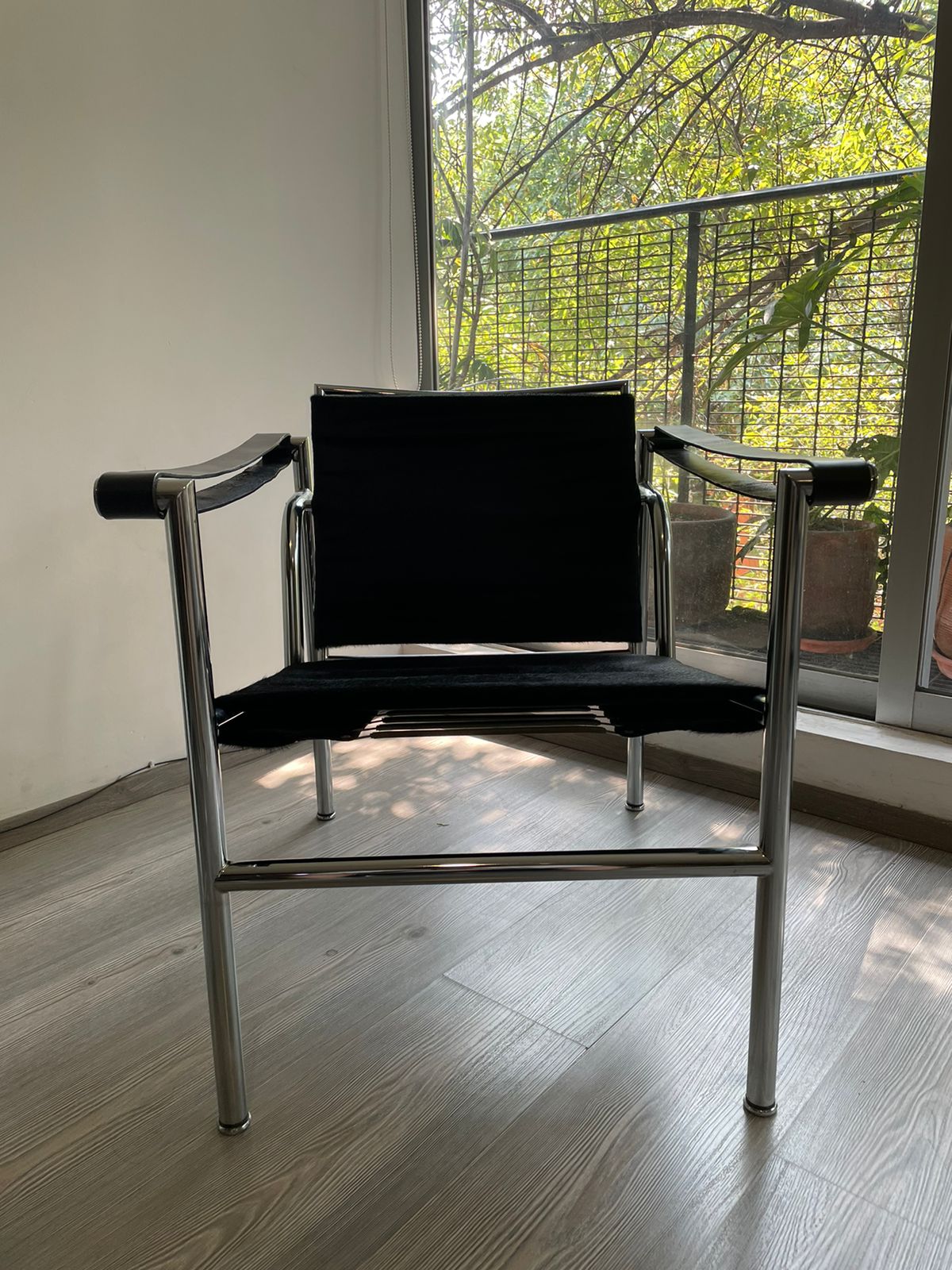 LC1 Basculant Chair Le Corbusier Black Cowhide Cassina