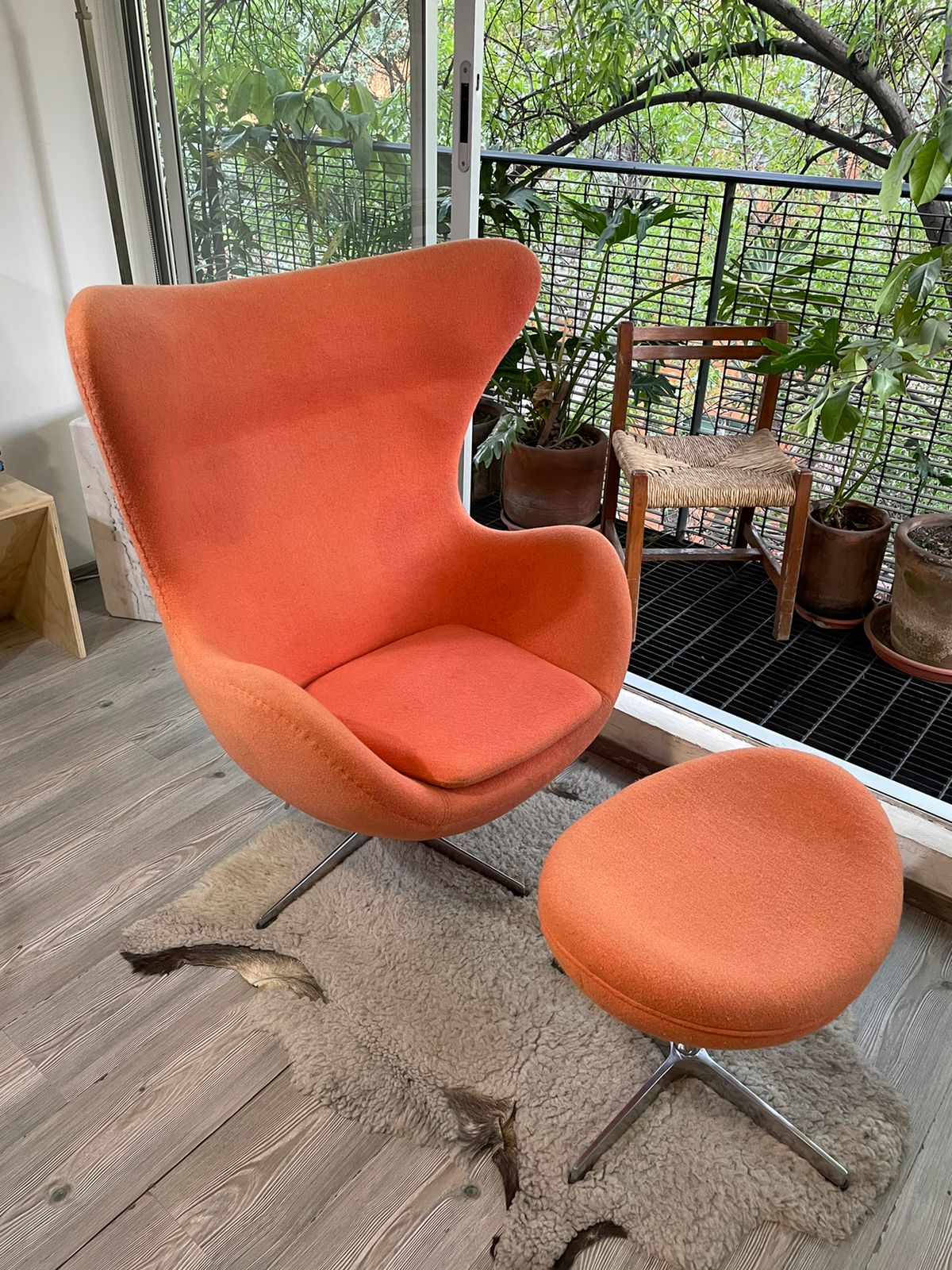 Sillón Egg y otomana