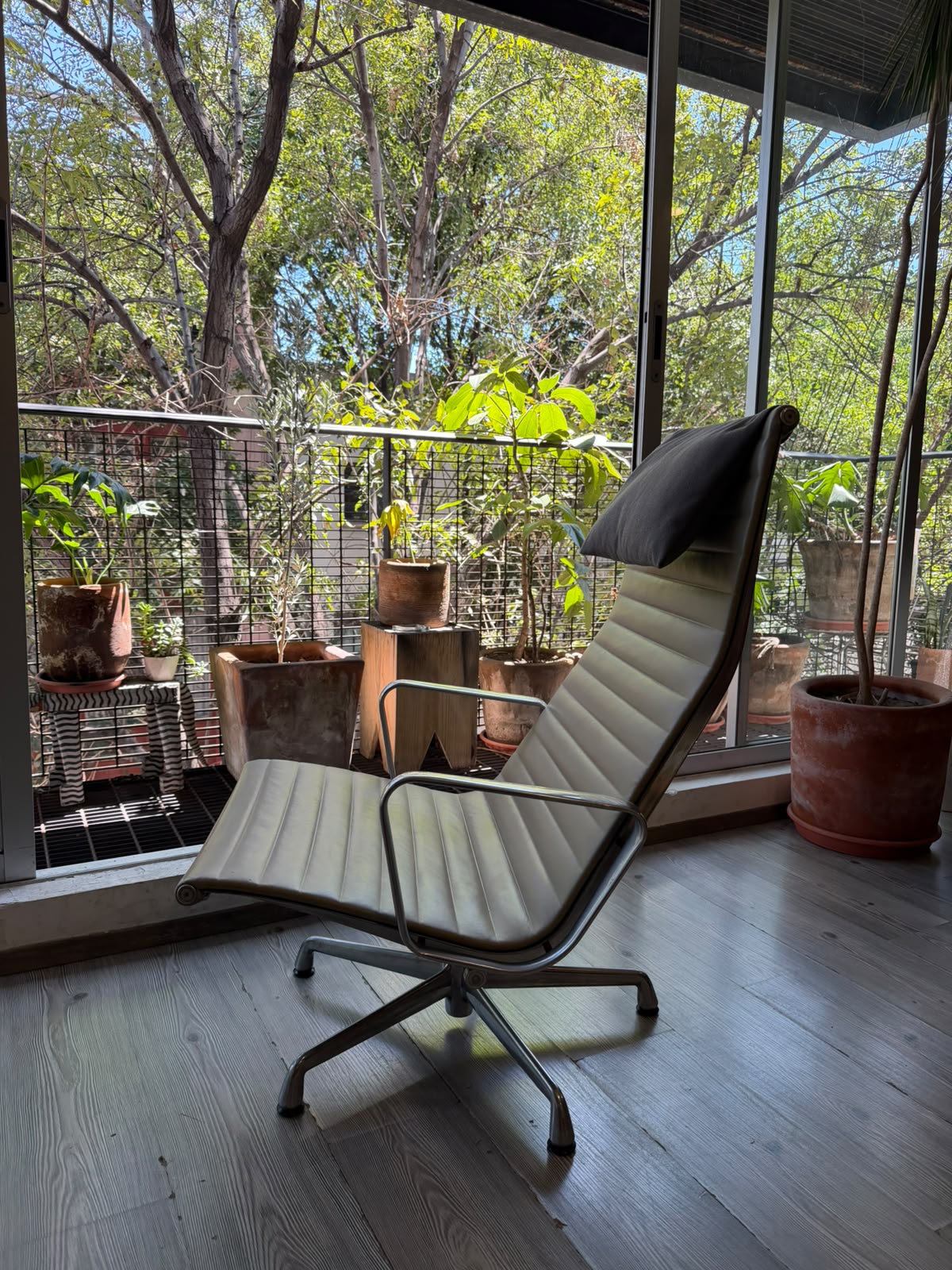 Eames Aluminum Group Lounge Chair Herman Miller