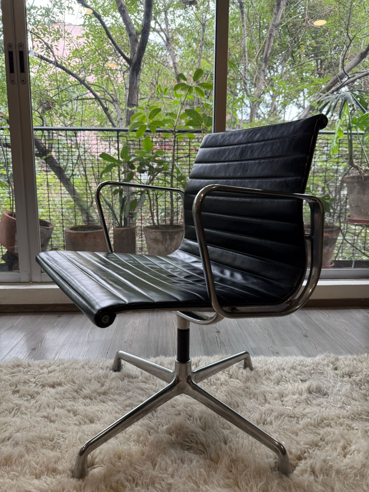 Eames EA 104 Aluminium Group Vitra