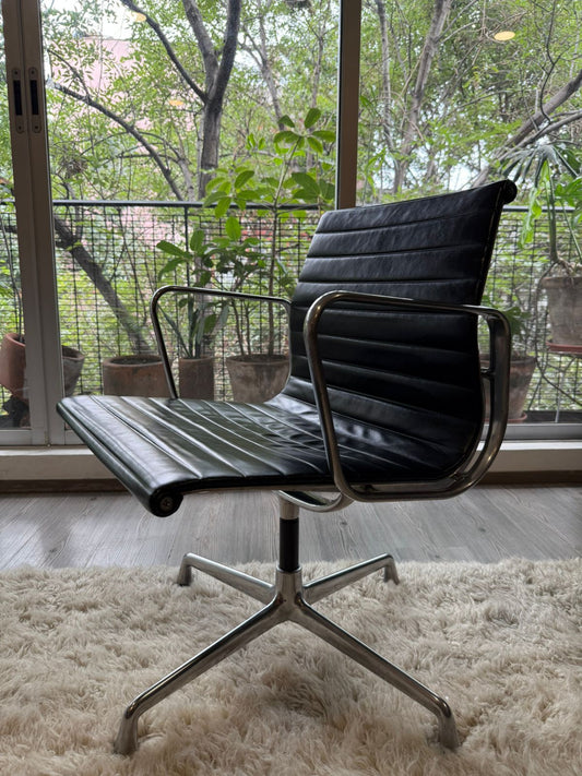 Eames EA 104 Aluminium Group Vitra