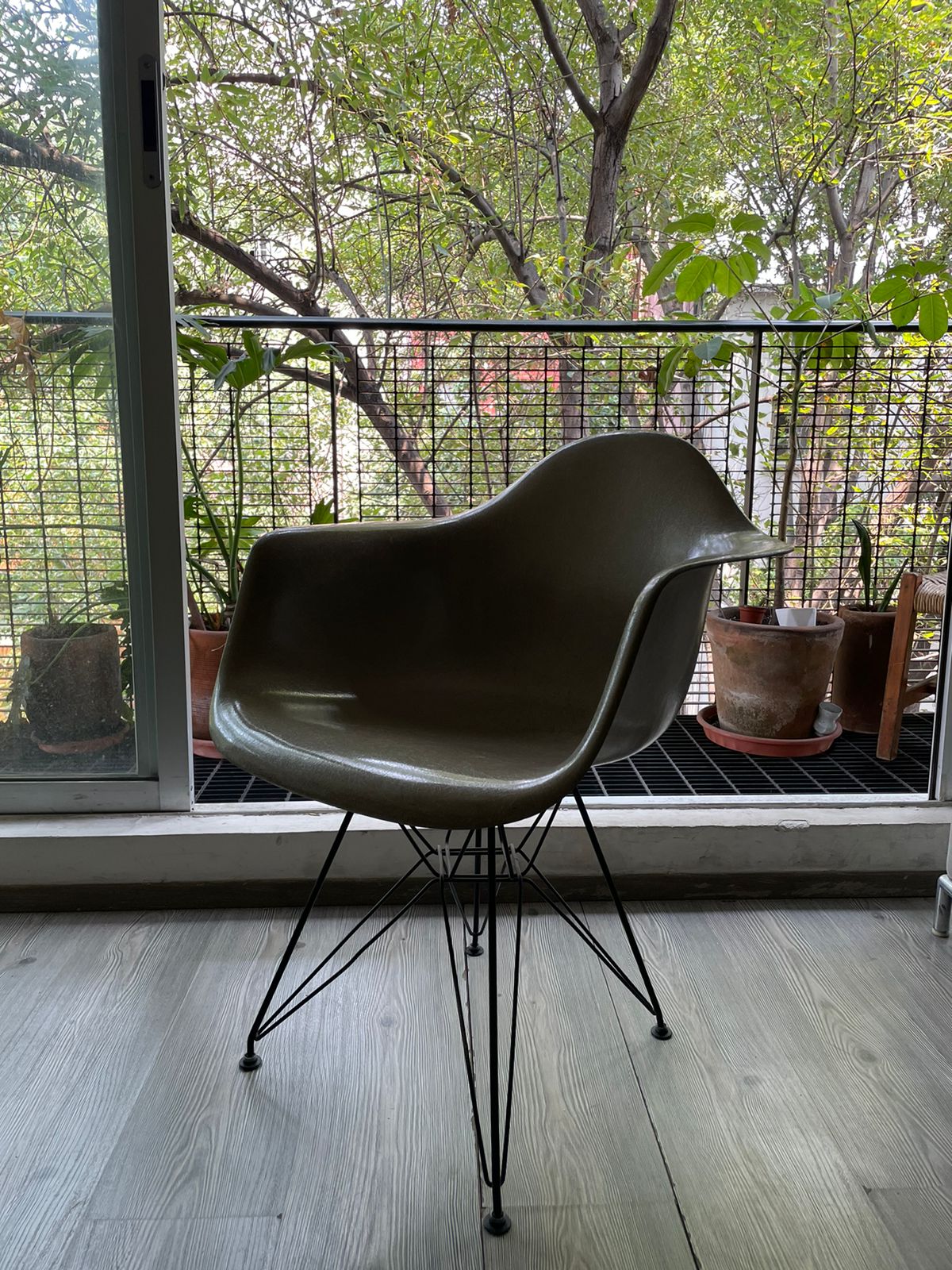 Eames DAR Eiffel Black Base Herman Miller