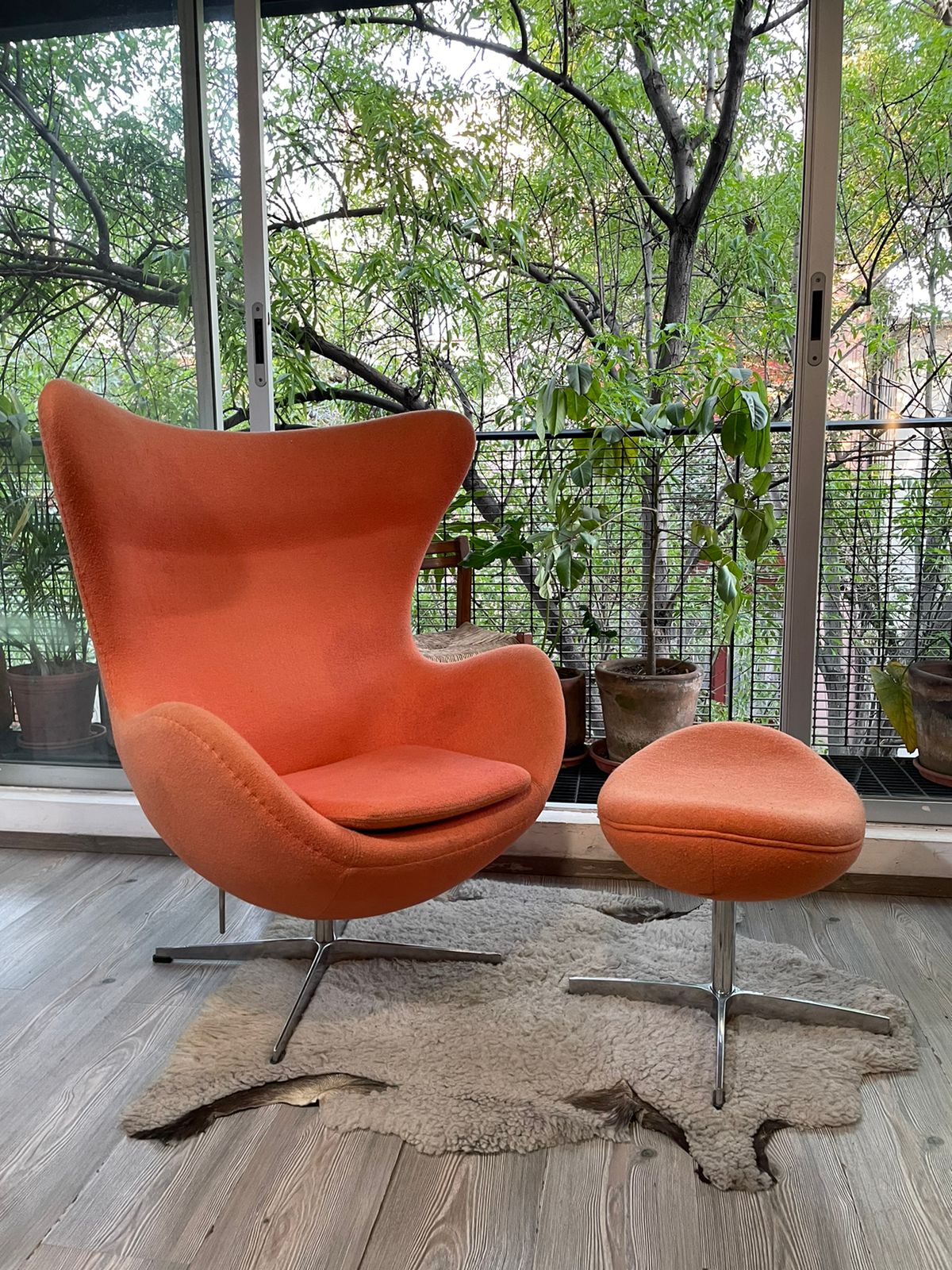 Sillón Egg y otomana