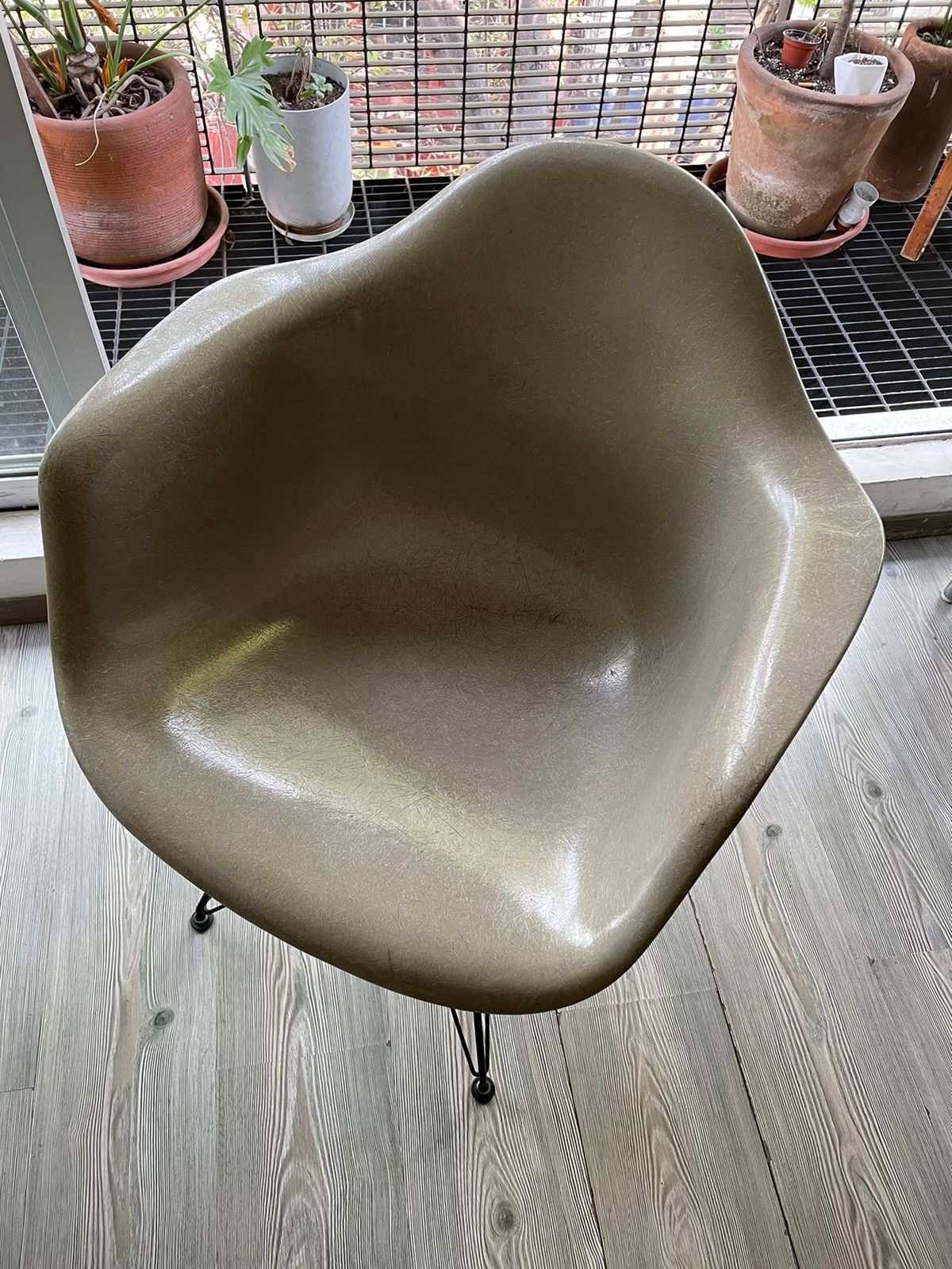Eames DAR Eiffel Black Base Herman Miller