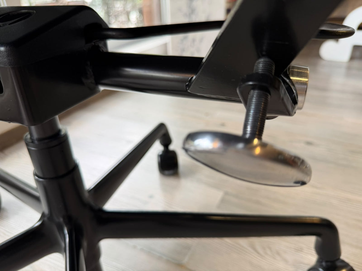 EA335 Eames Aluminum Group Herman Miller