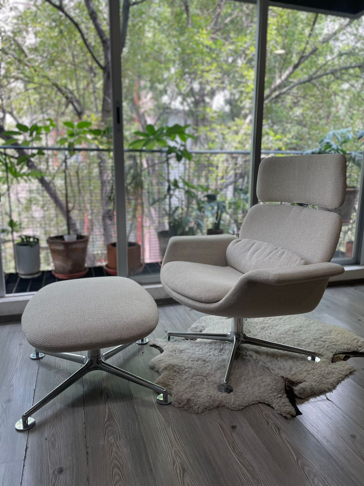 High Back Lounge Chair  KN02  & Ottoman KN03           Knoll