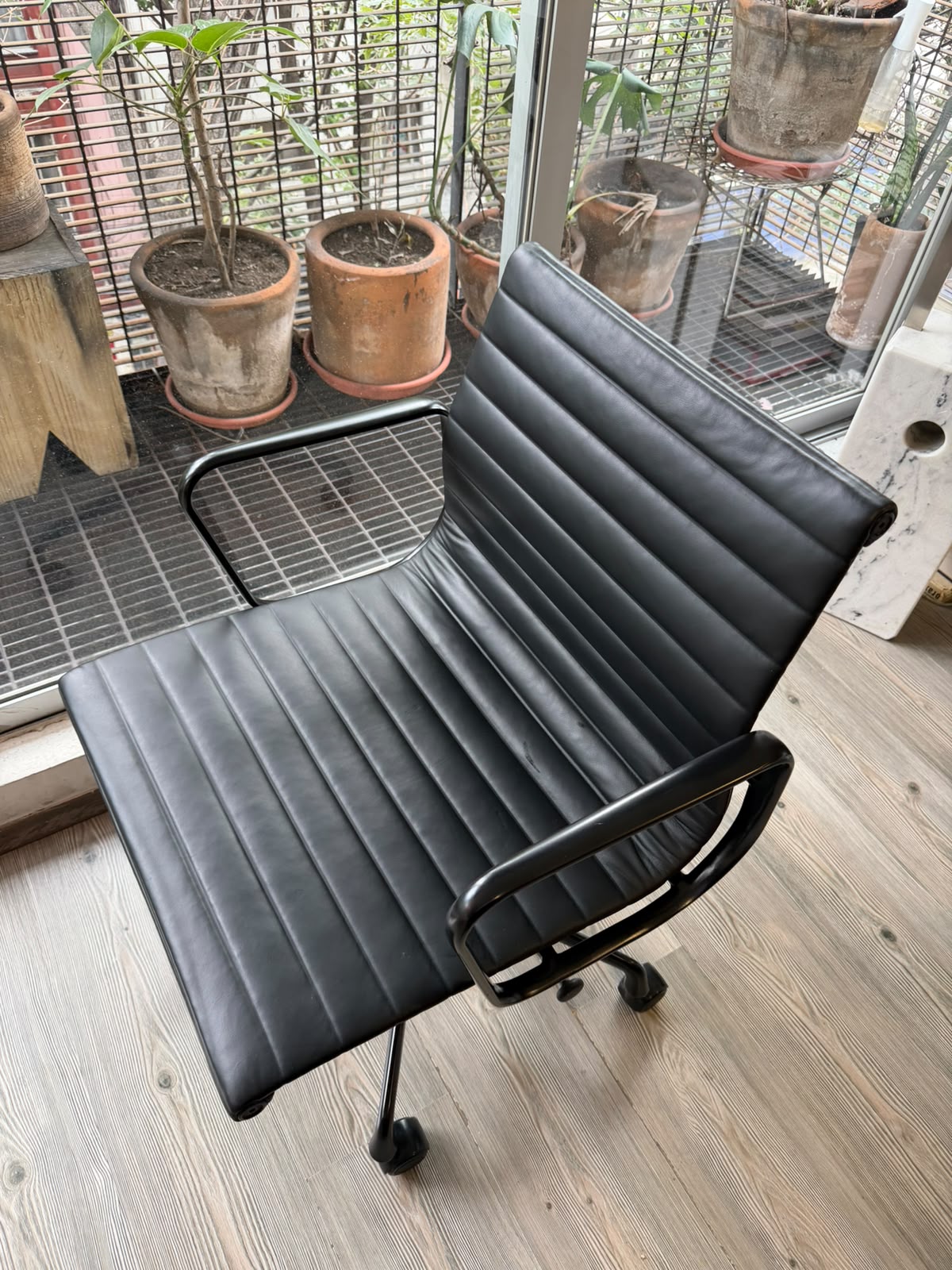 EA335 Eames Aluminum Group Herman Miller