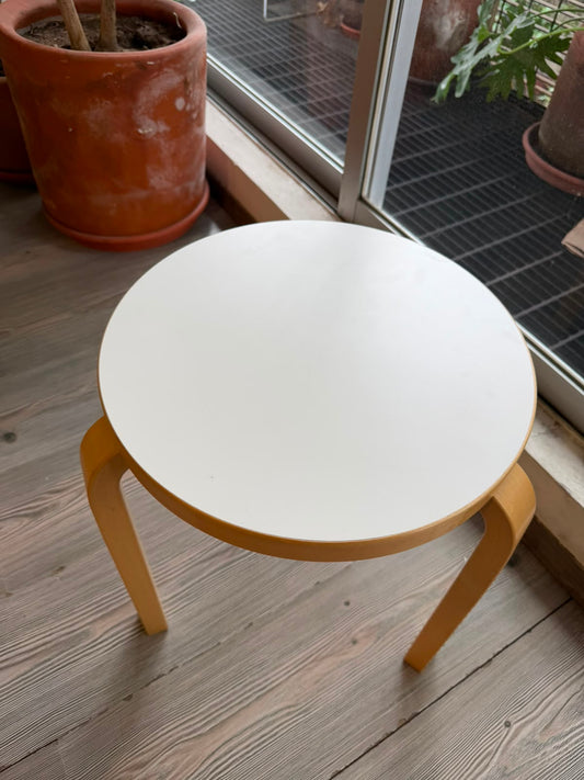 Stool 60       Artek
