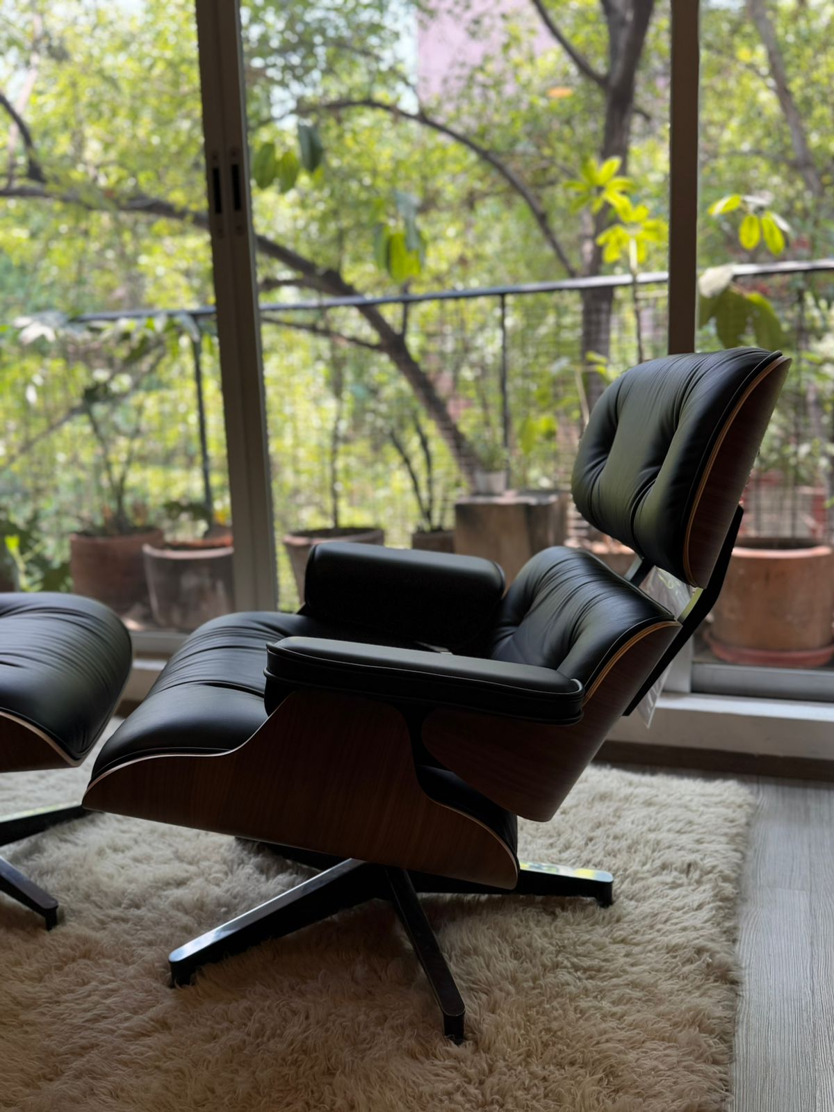 Eames Lounge & Ottoman        Herman miller