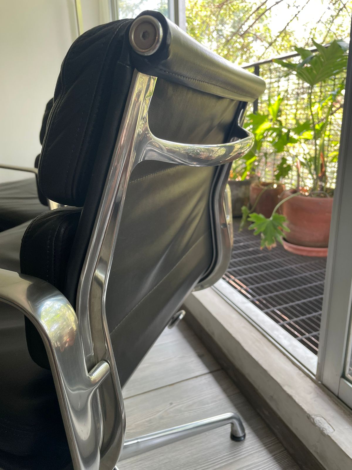 Eames Soft Pad EA 434 Chair           Herman Miller