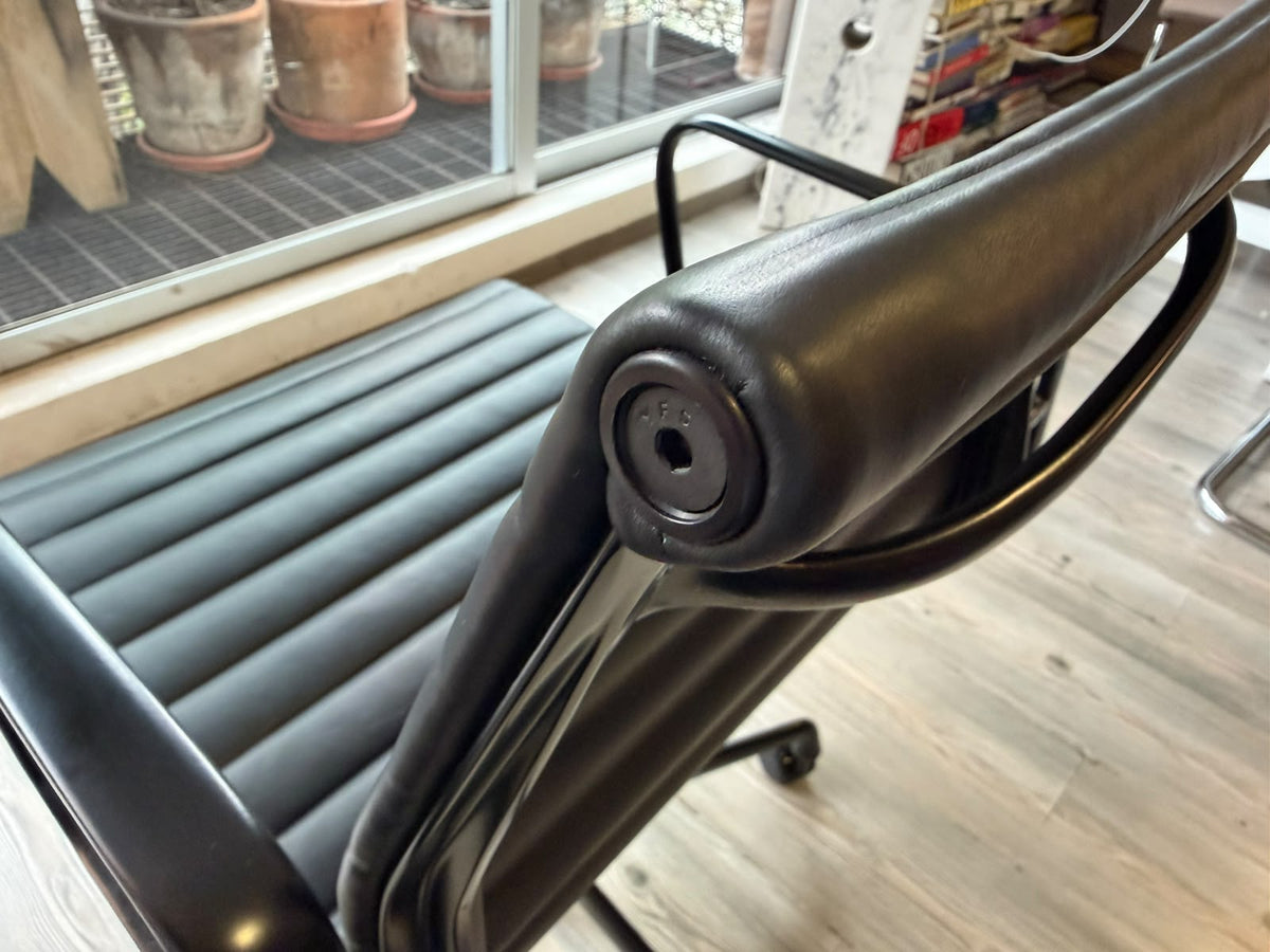 EA335 Eames Aluminum Group Herman Miller