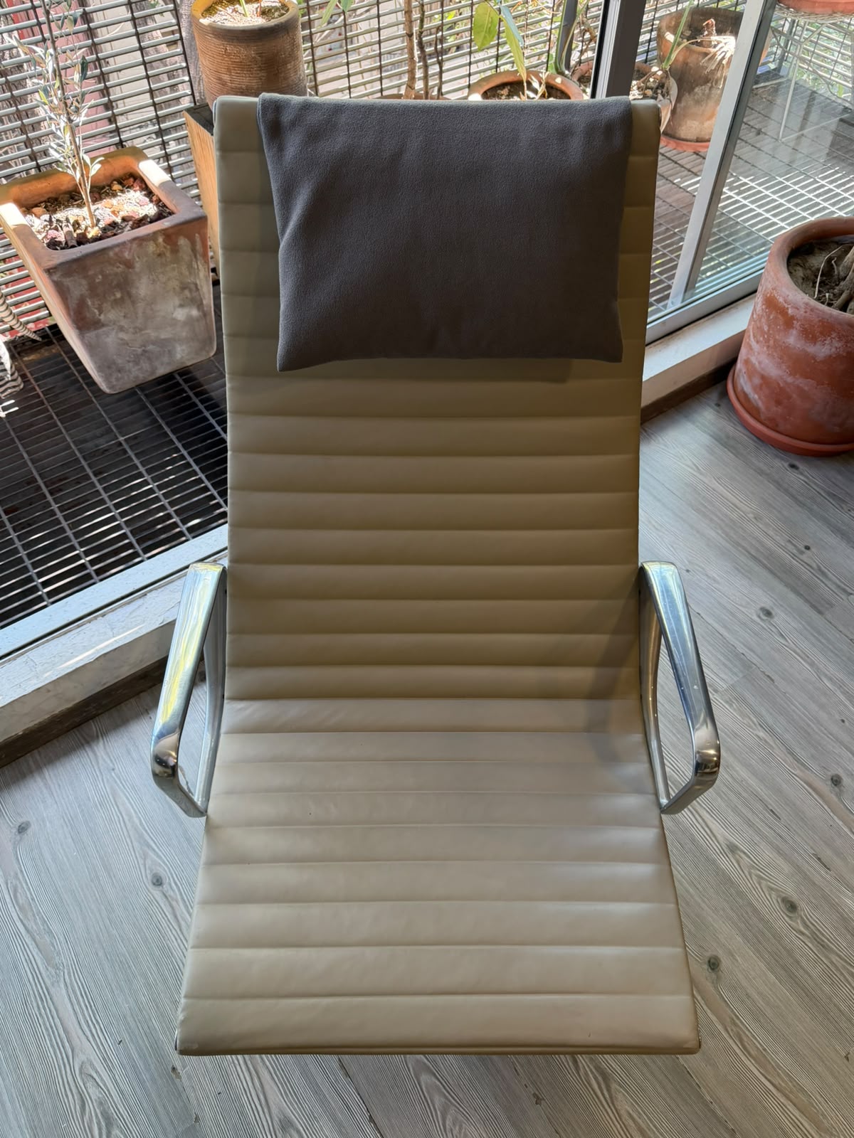 Eames Aluminum Group Lounge Chair         Herman Miller