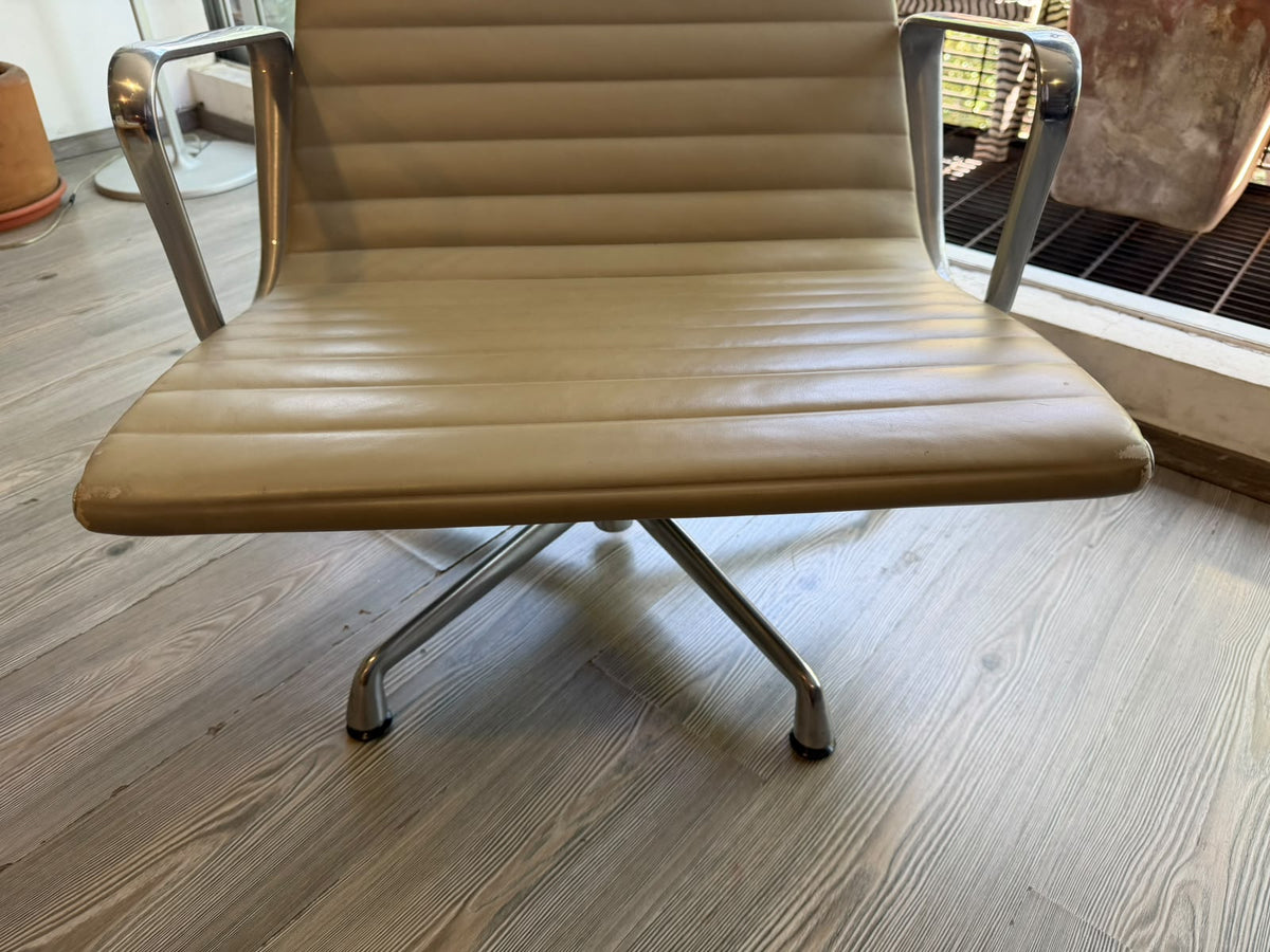 Eames Aluminum Group Lounge Chair         Herman Miller