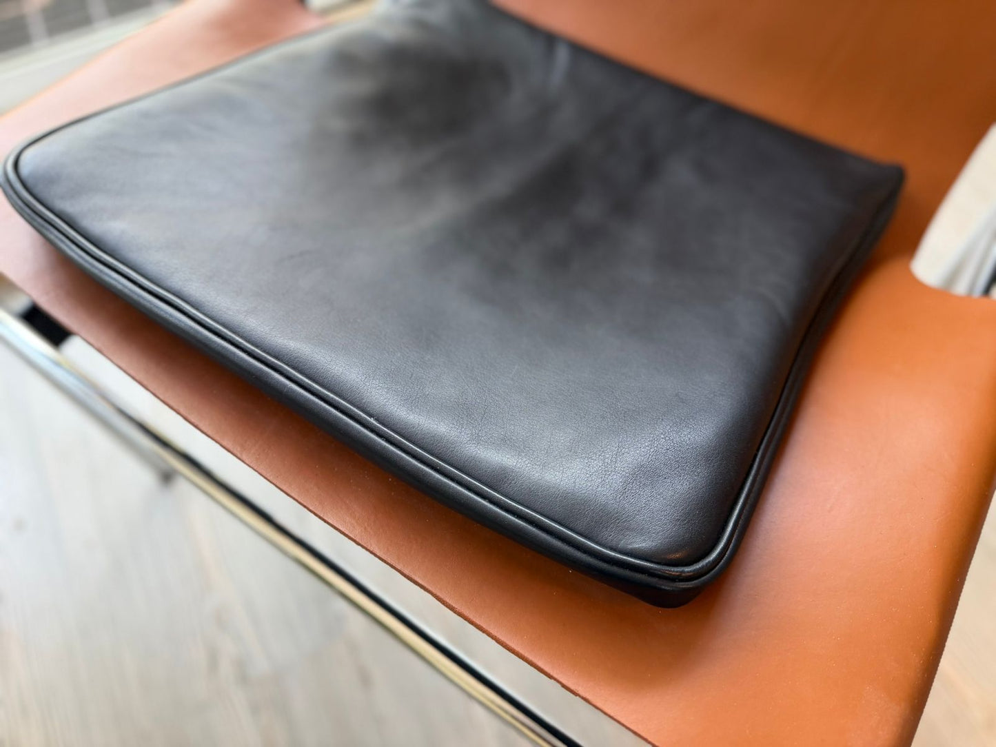Pollock Arm chair      Knoll