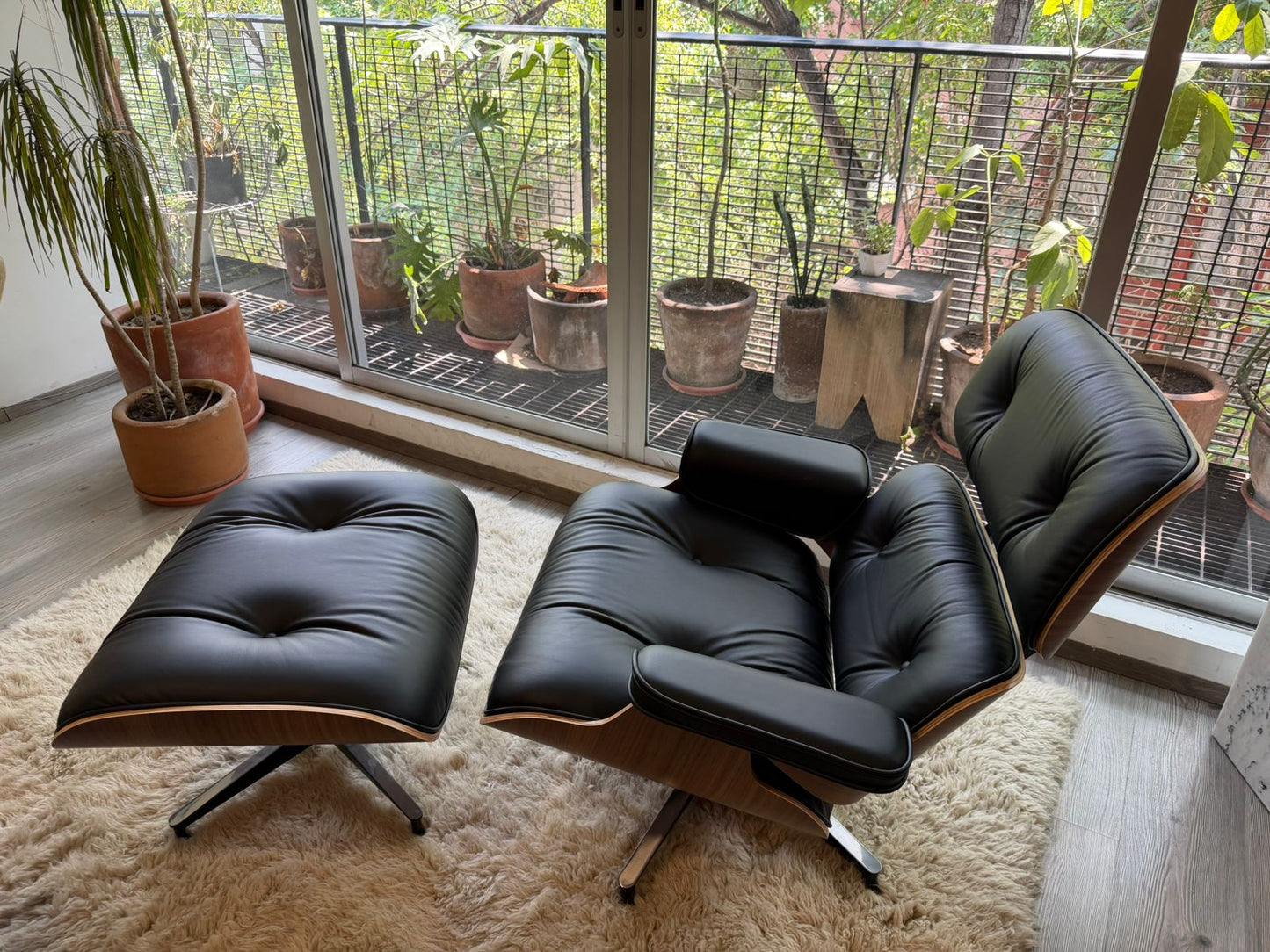 Eames Lounge & Ottoman        Herman miller