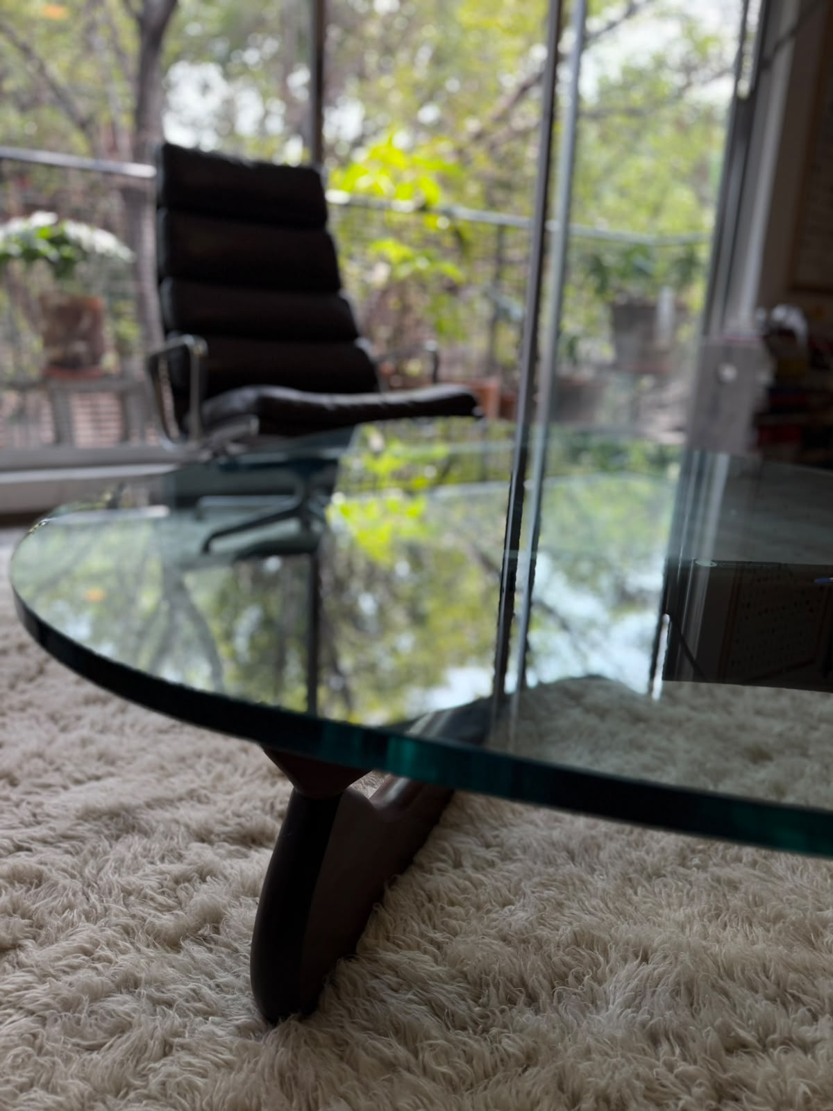 Noguchi table              Herman Miller