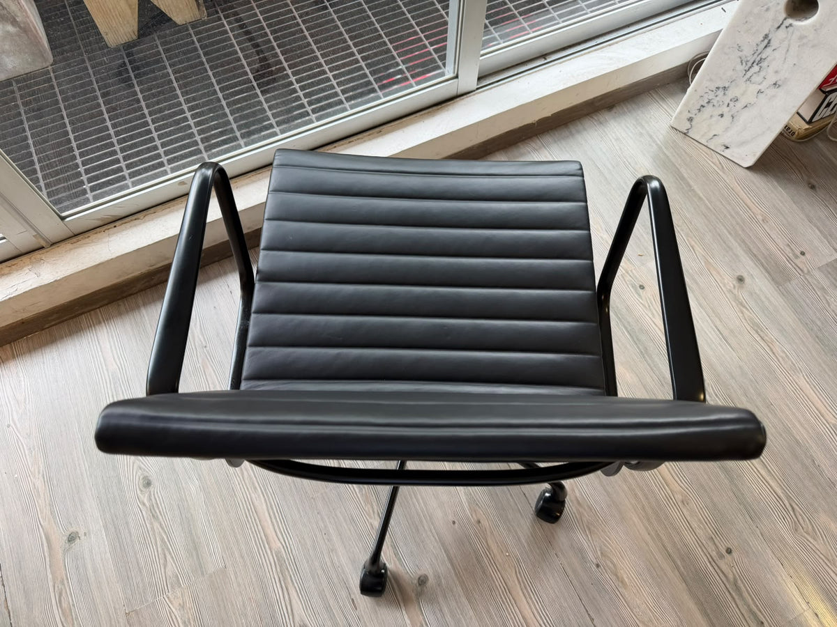EA335 Eames Aluminum Group Herman Miller