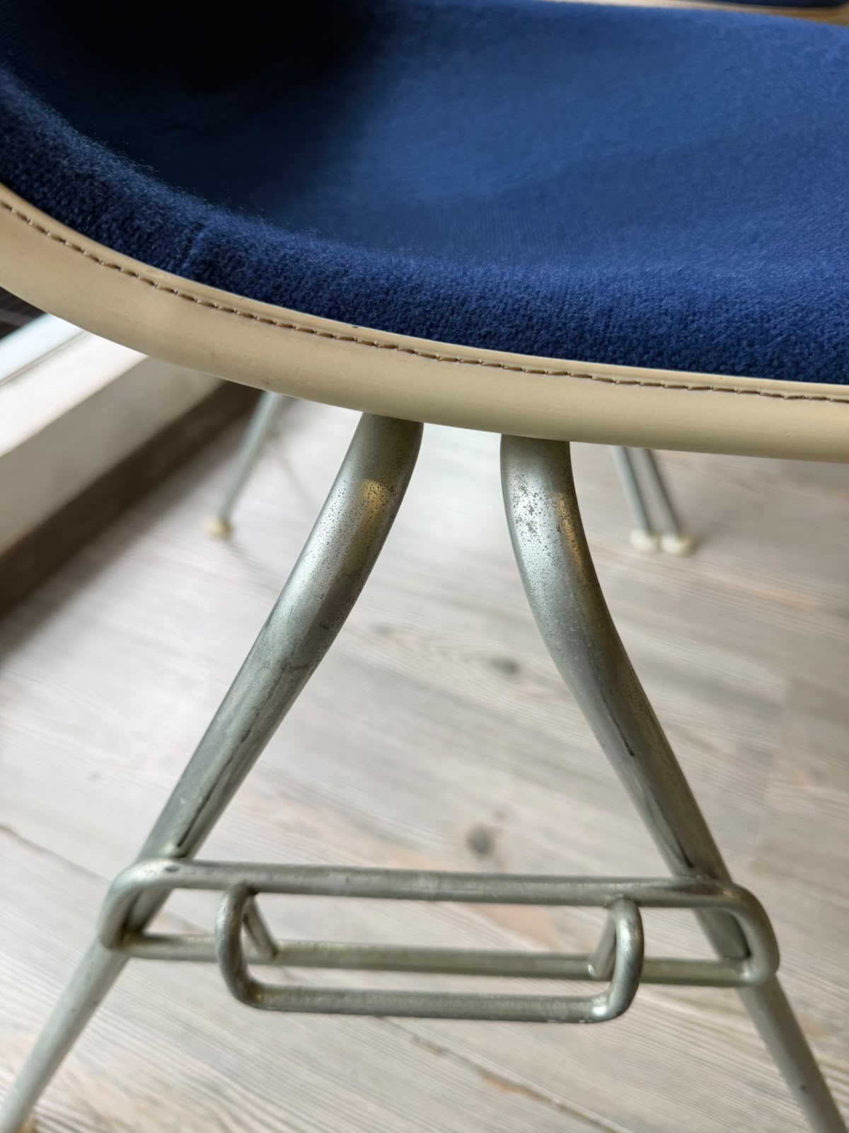 Eames DSS     Herman Miller