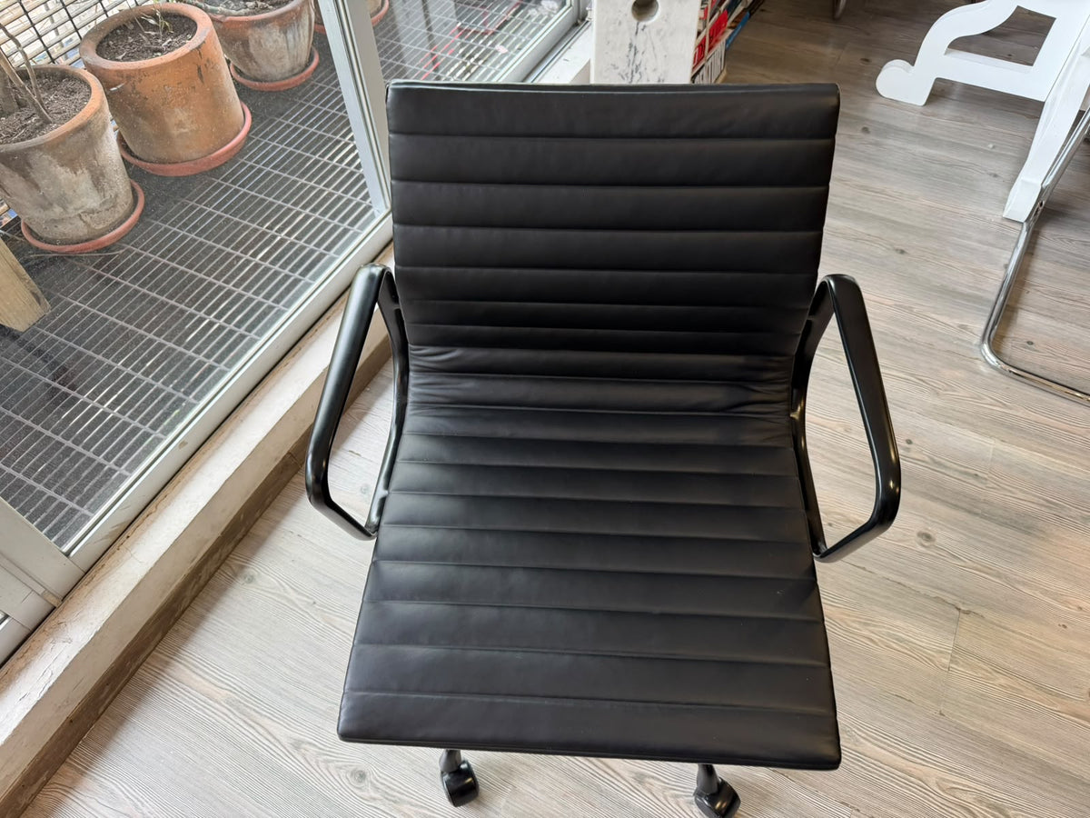 EA335 Eames Aluminum Group Herman Miller