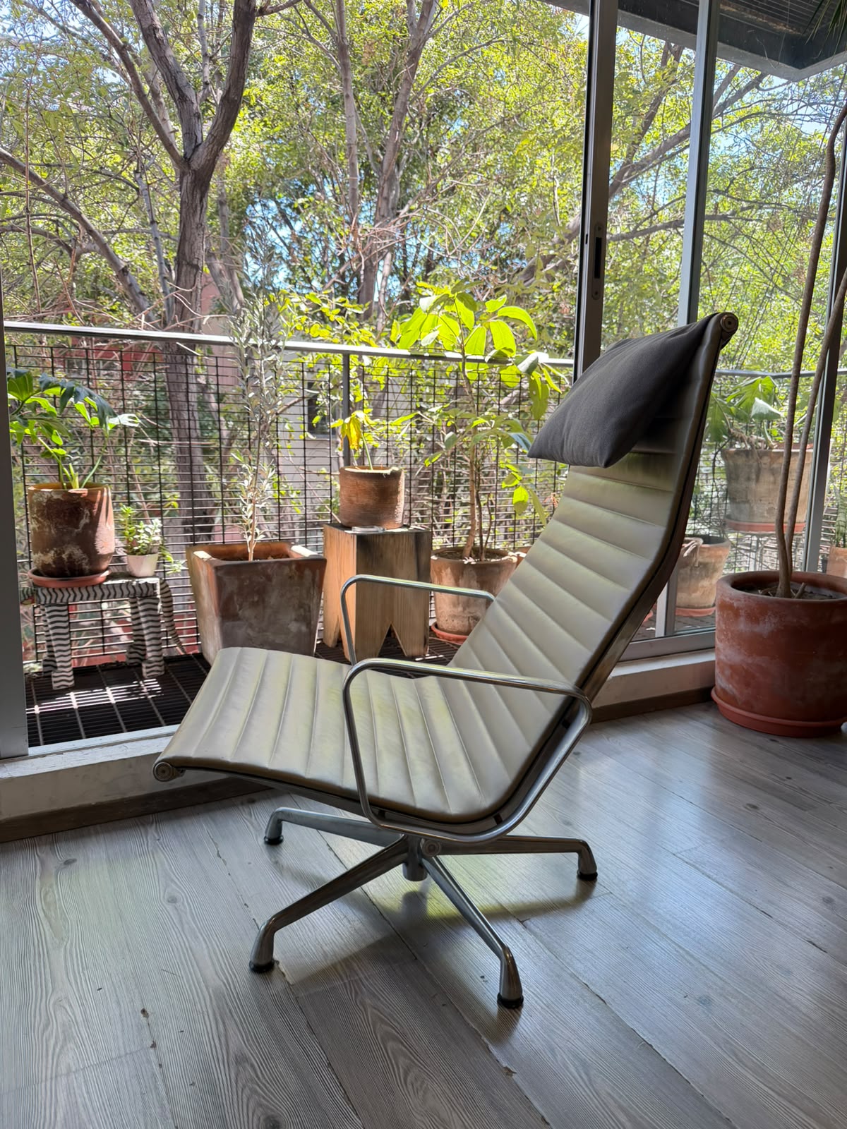 Eames Aluminum Group Lounge Chair         Herman Miller