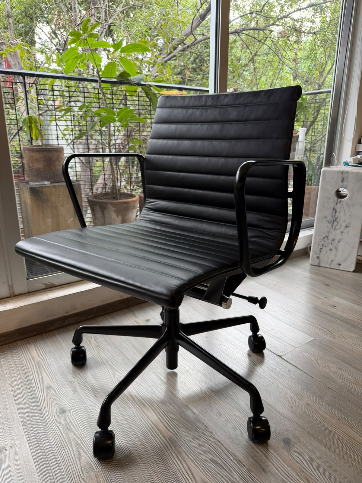 EA335 Eames Aluminum Group Herman Miller