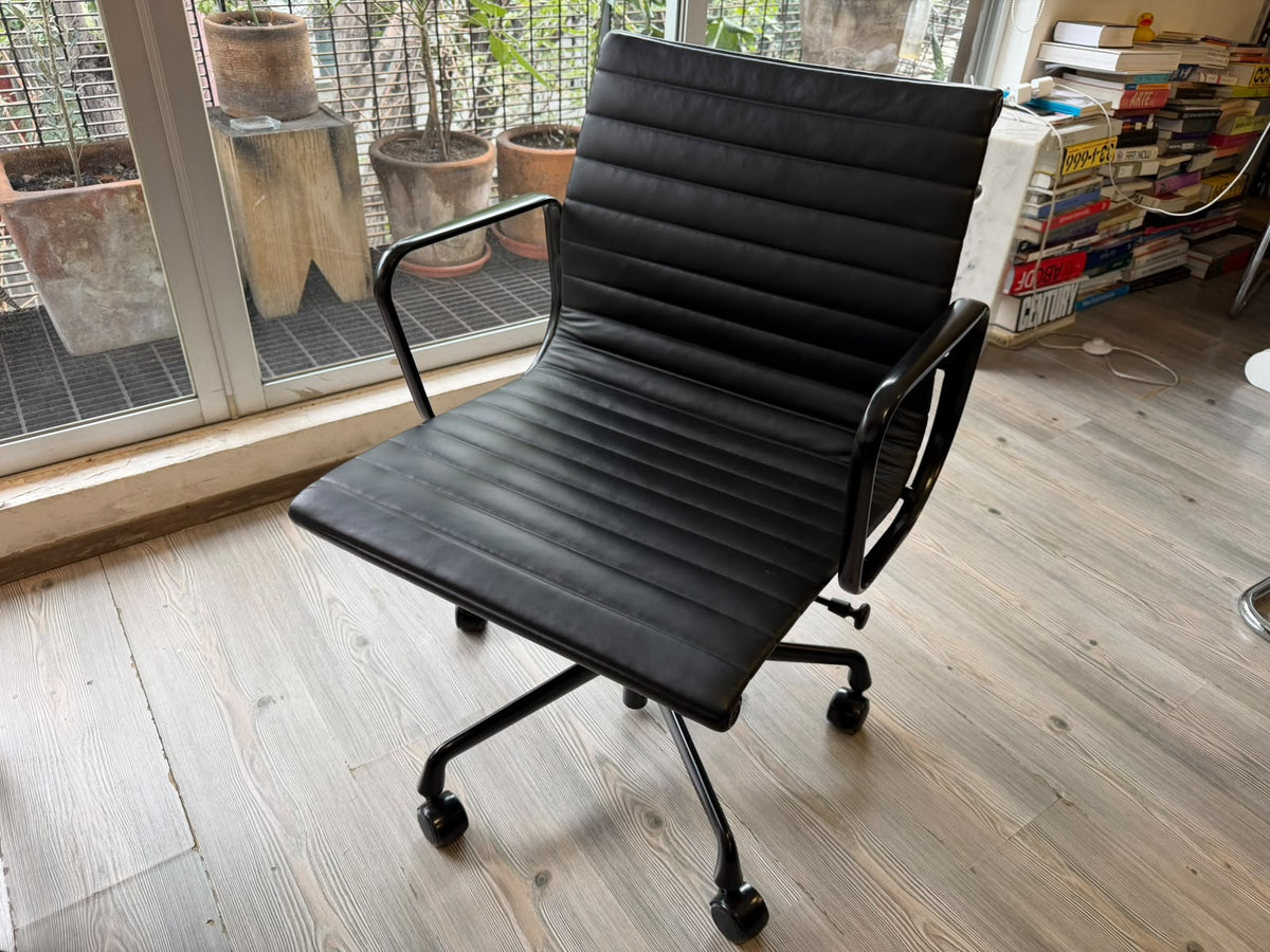 EA335 Eames Aluminum Group Herman Miller