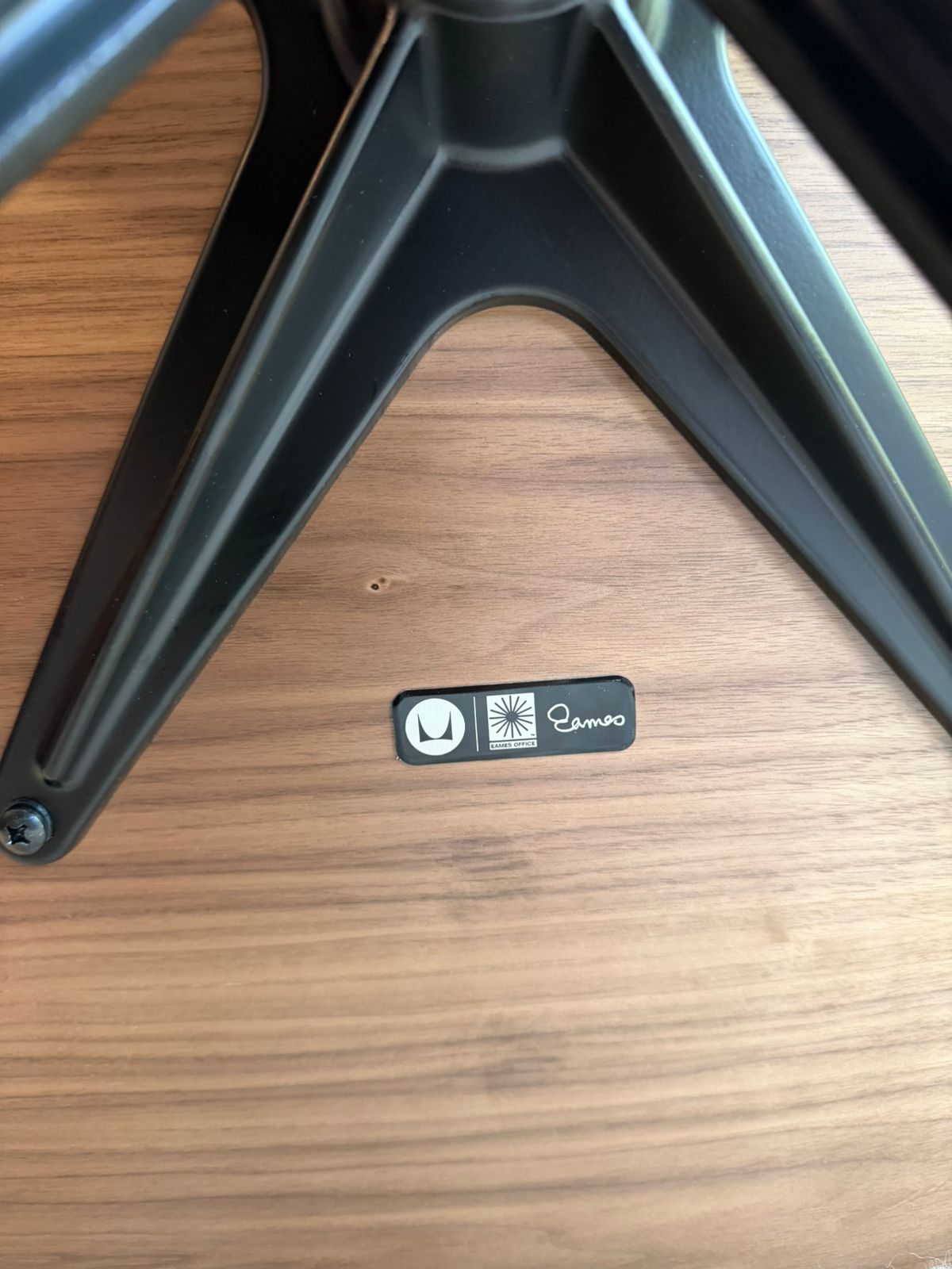 Eames Lounge & Ottoman        Herman miller