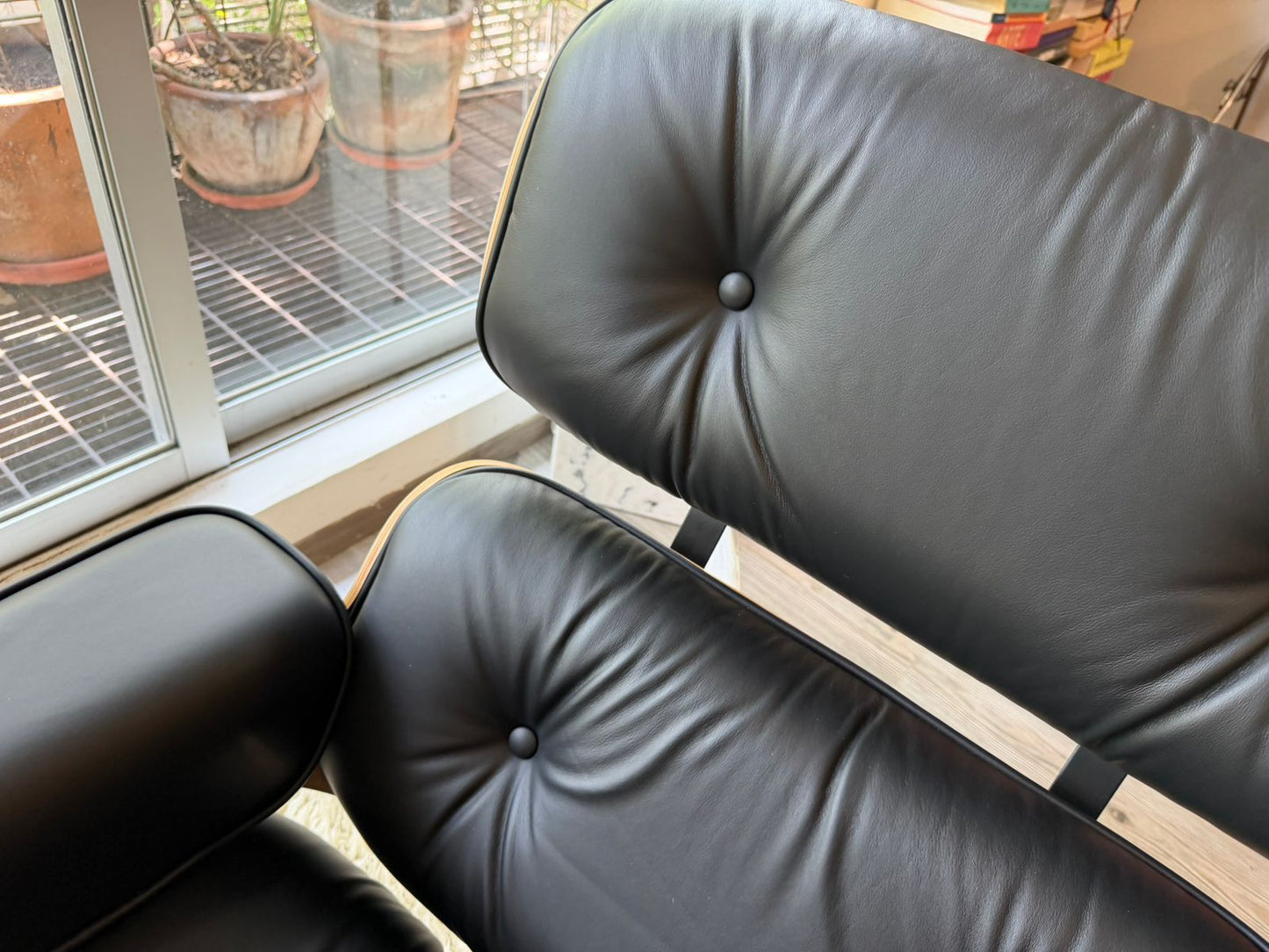 Eames Lounge & Ottoman        Herman miller