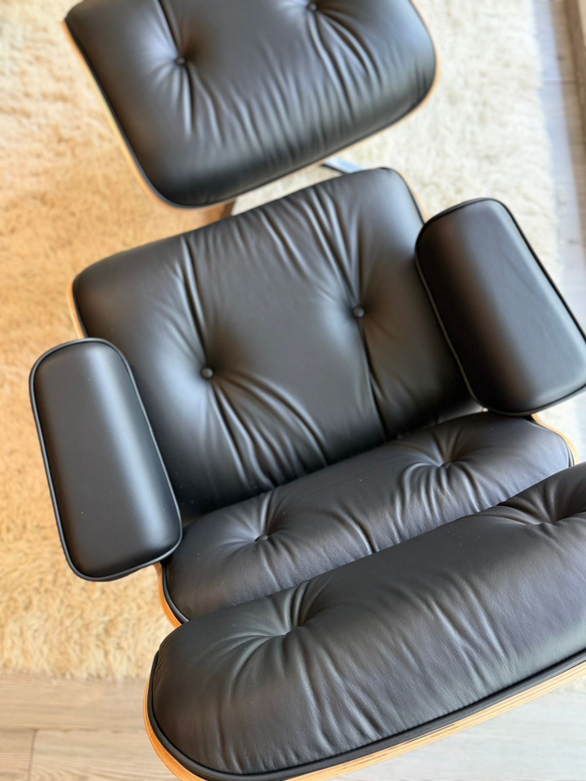 Eames Lounge & Ottoman        Herman miller