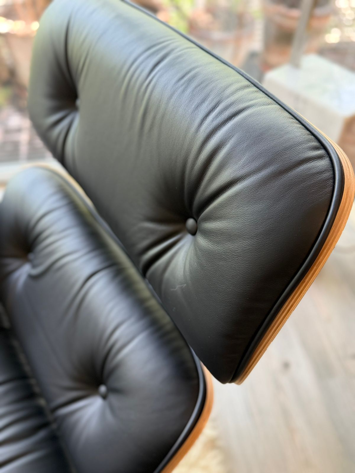 Eames Lounge & Ottoman        Herman miller