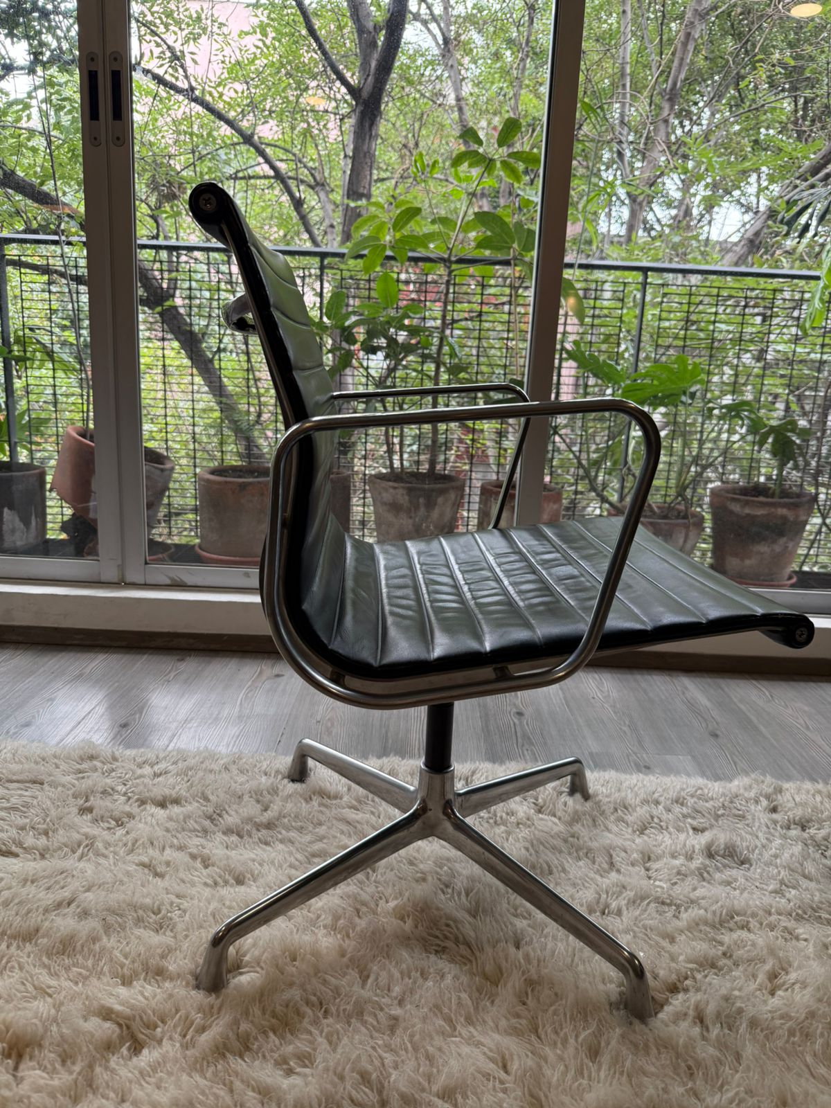 Eames EA 104 Aluminium Group      Vitra