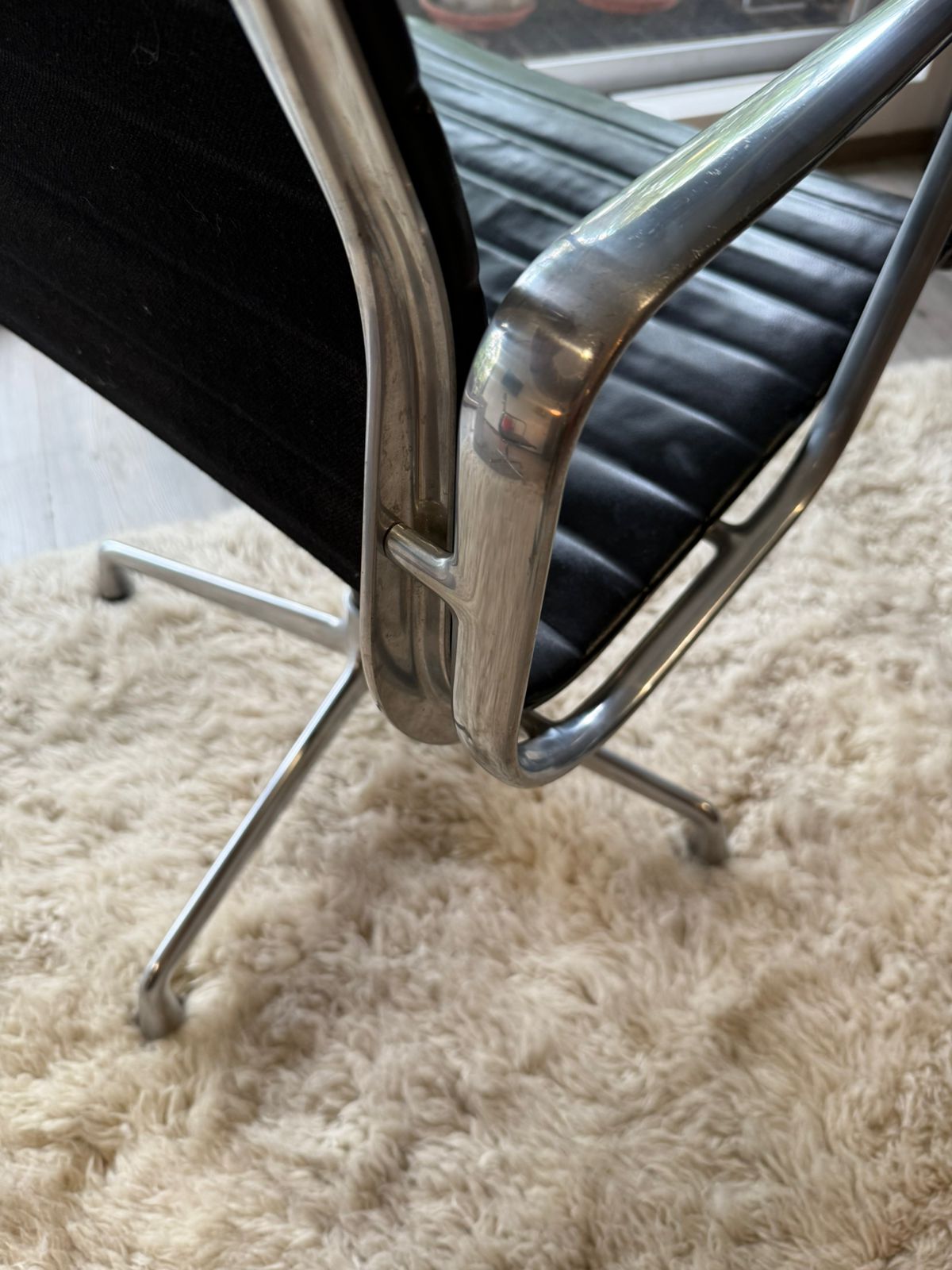 Eames EA 104 Aluminium Group      Vitra