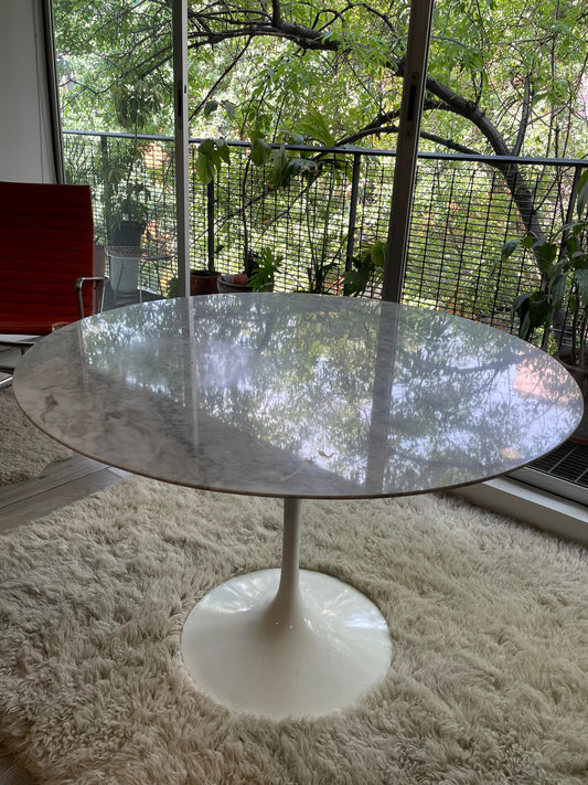 Saarinen Dining Table        Knoll