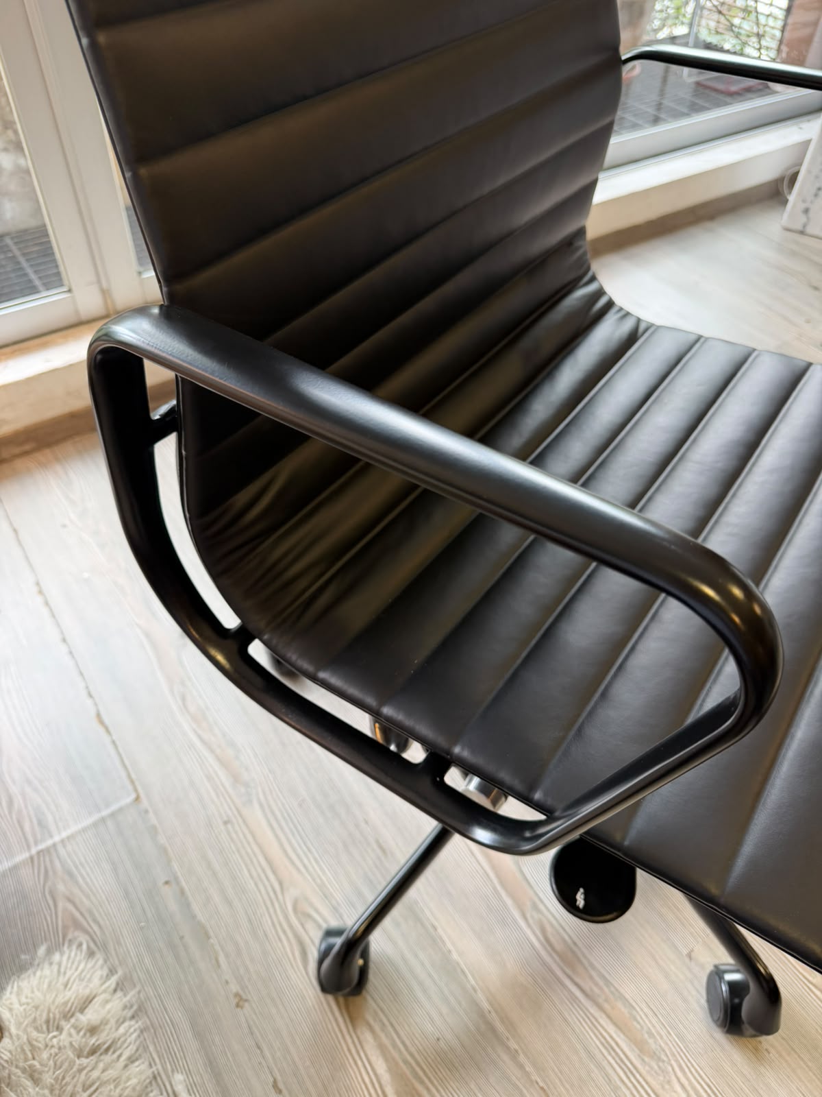 EA335 Eames Aluminum Group Herman Miller