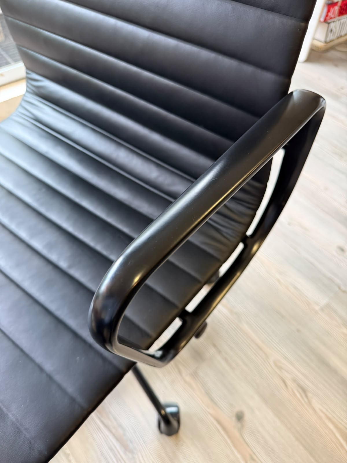 EA335 Eames Aluminum Group Herman Miller