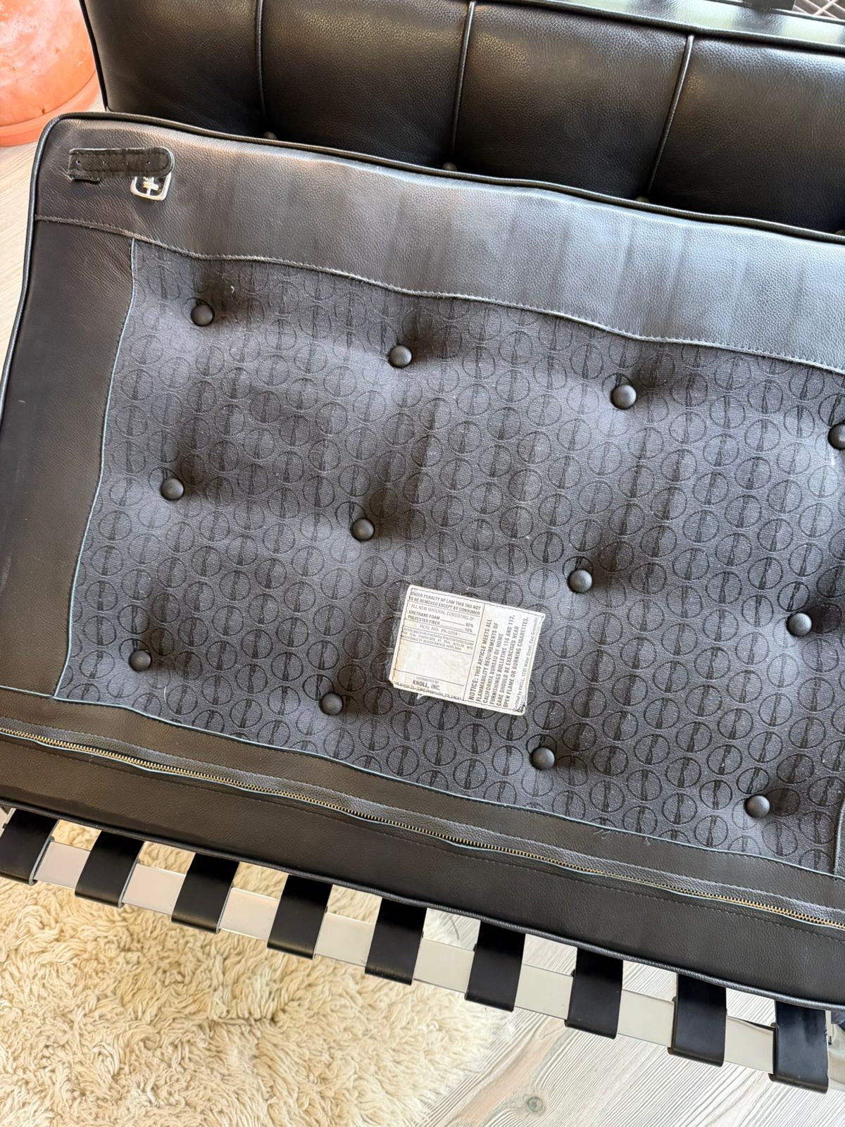 Barcelona Chair       Knoll sutdio