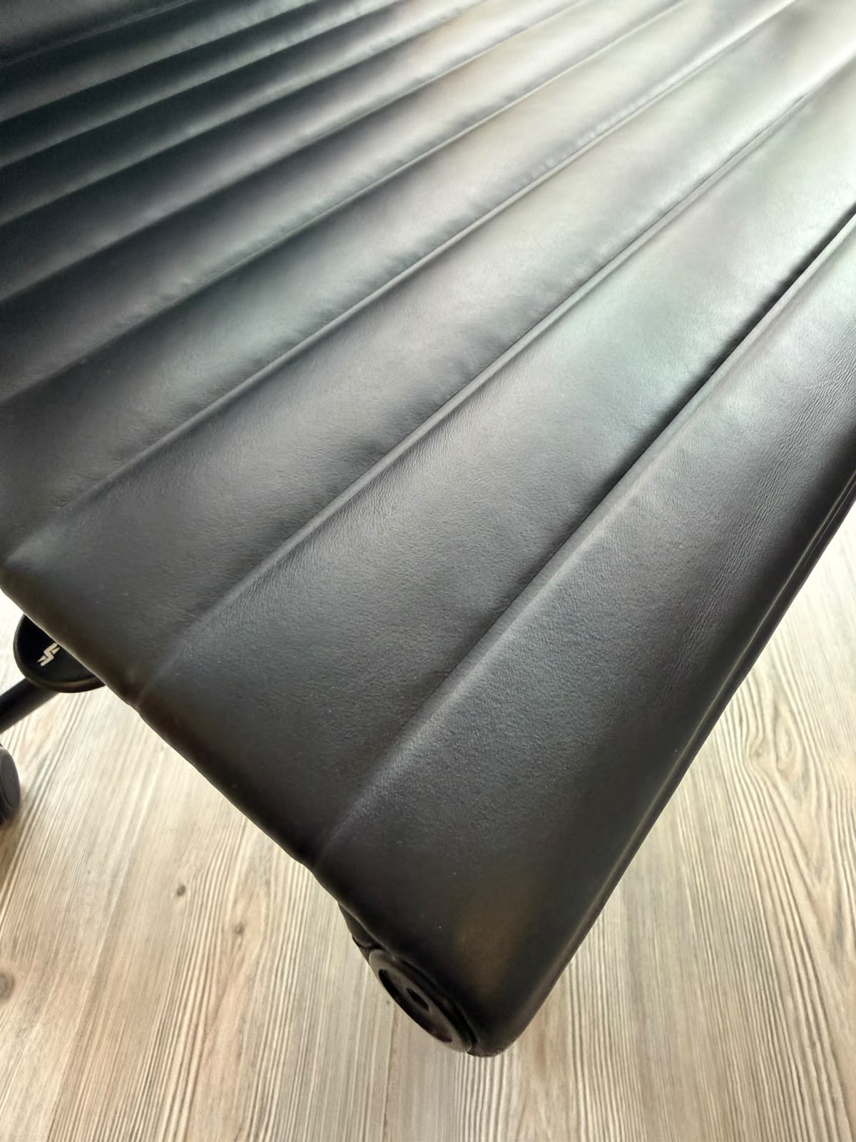 EA335 Eames Aluminum Group Herman Miller