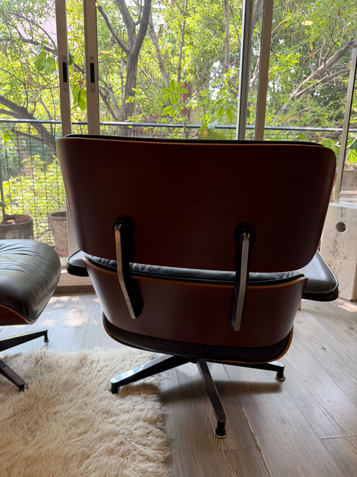 Eames Lounge & Ottoman       Herman Miller