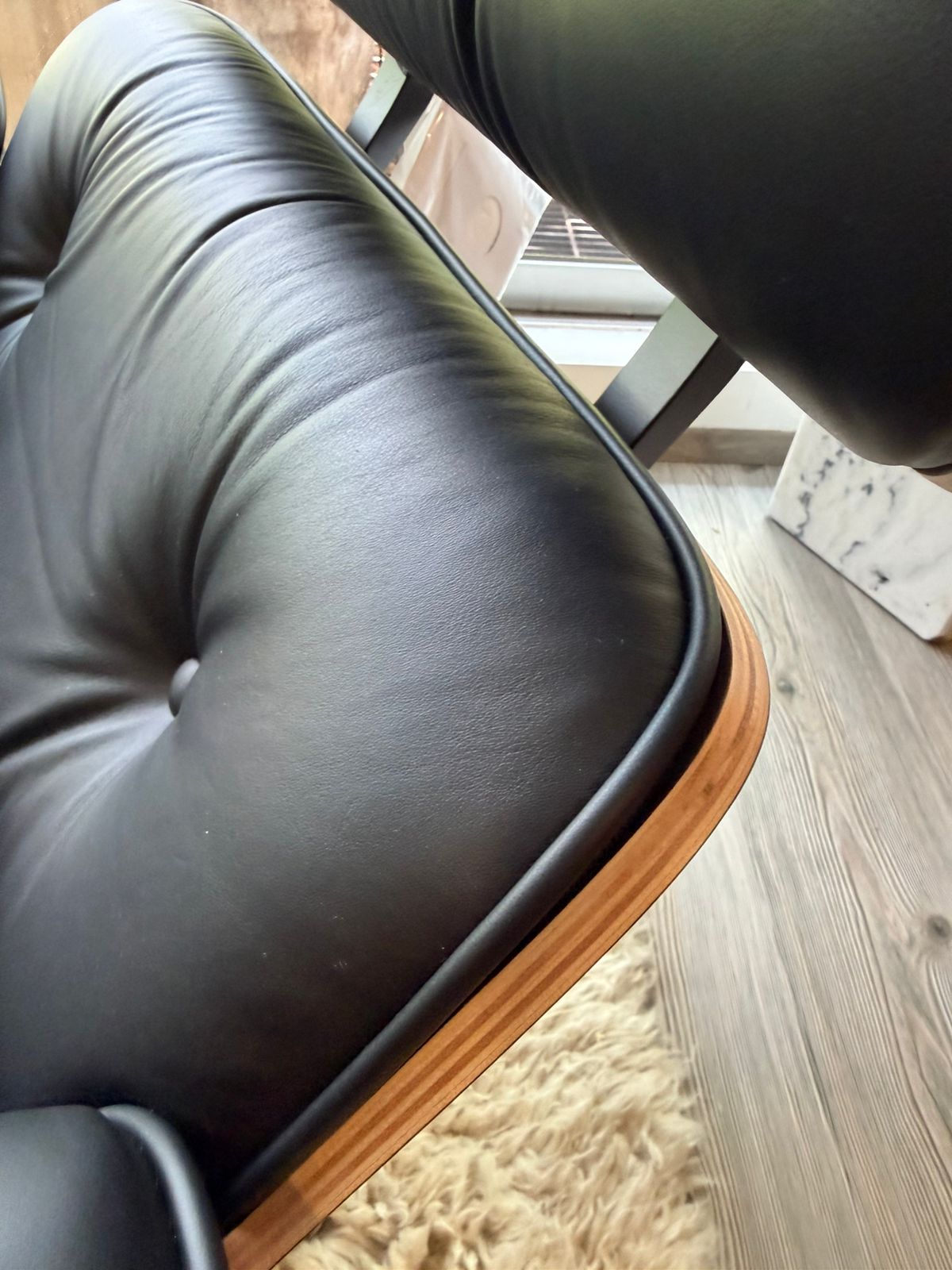 Eames Lounge & Ottoman        Herman miller