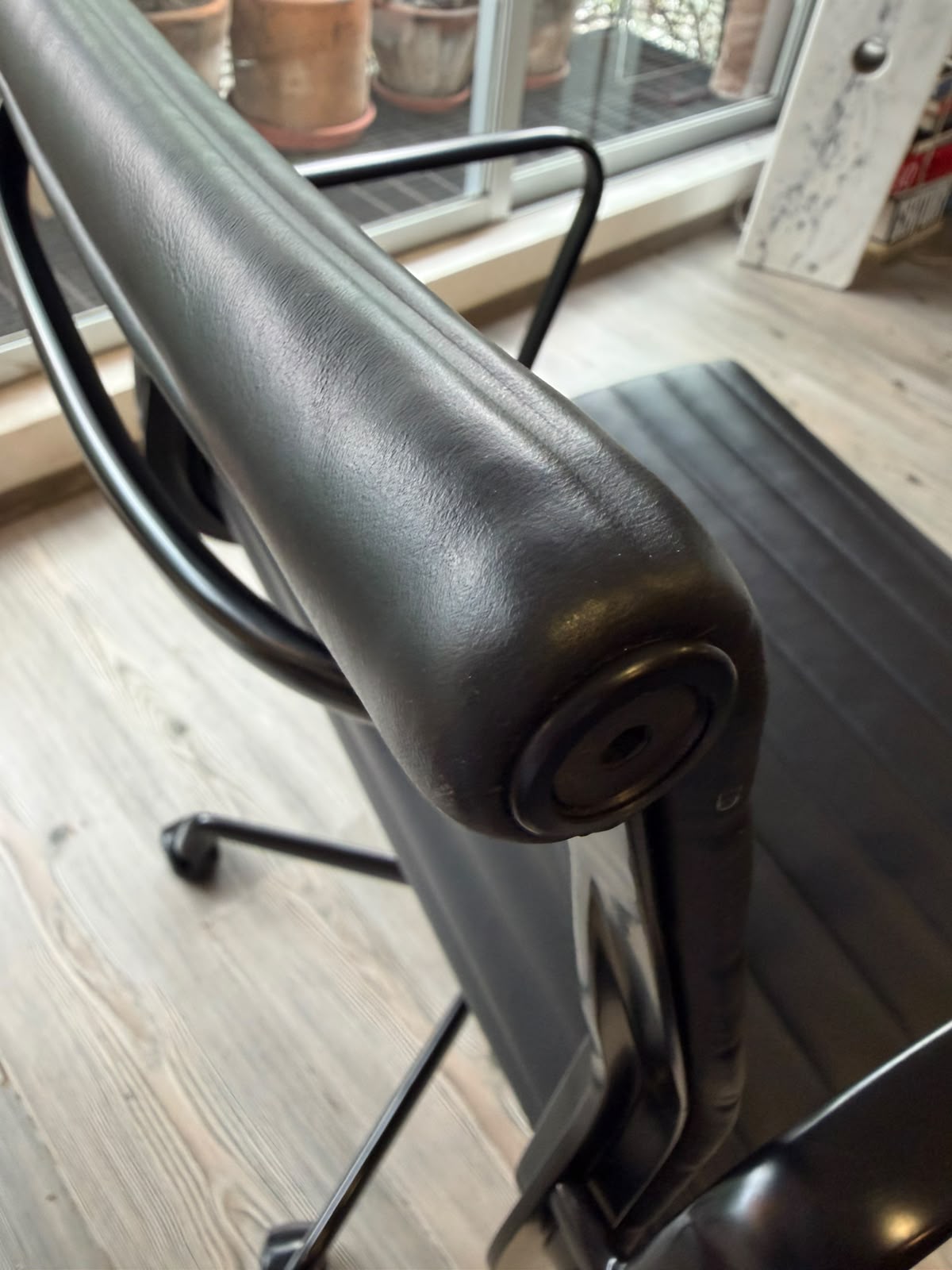 EA335 Eames Aluminum Group Herman Miller