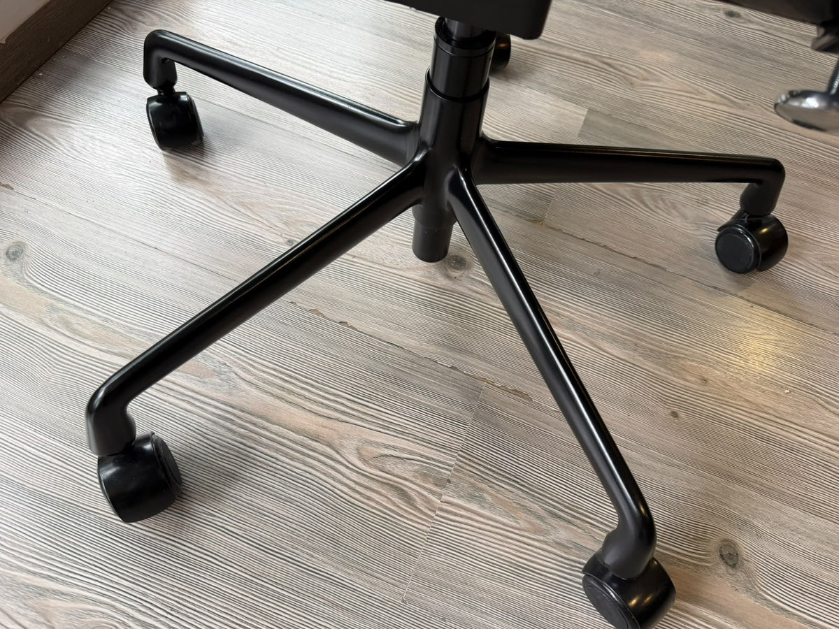 EA335 Eames Aluminum Group Herman Miller