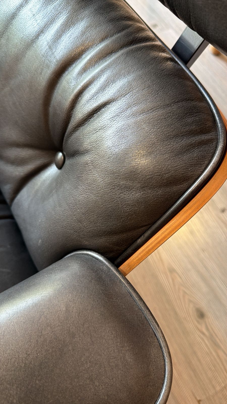 Eames Lounge & Ottoman       Herman Miller